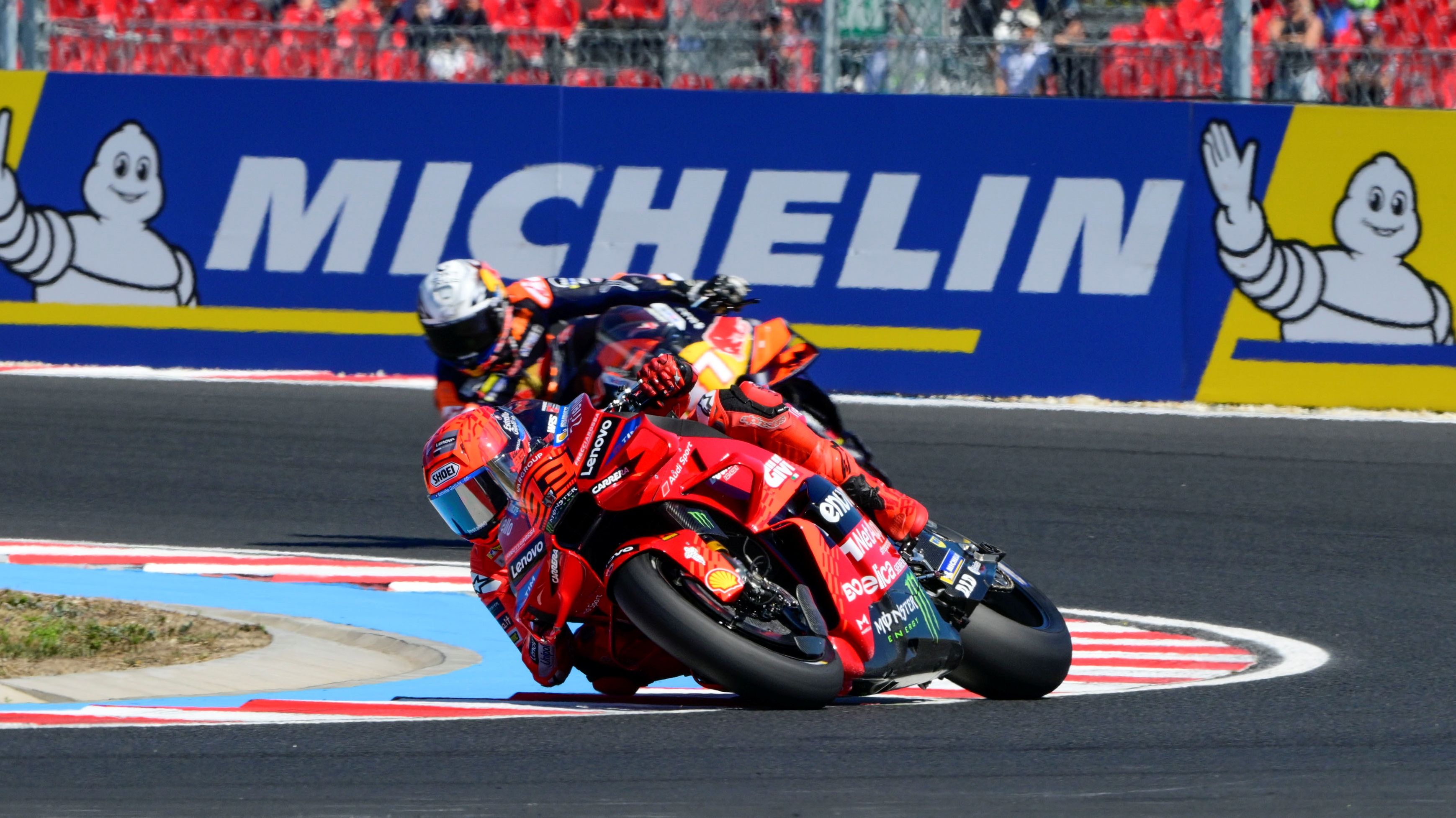 Marc Márquez se va de Pedro Acosta rumbo al triunfo en Balaton