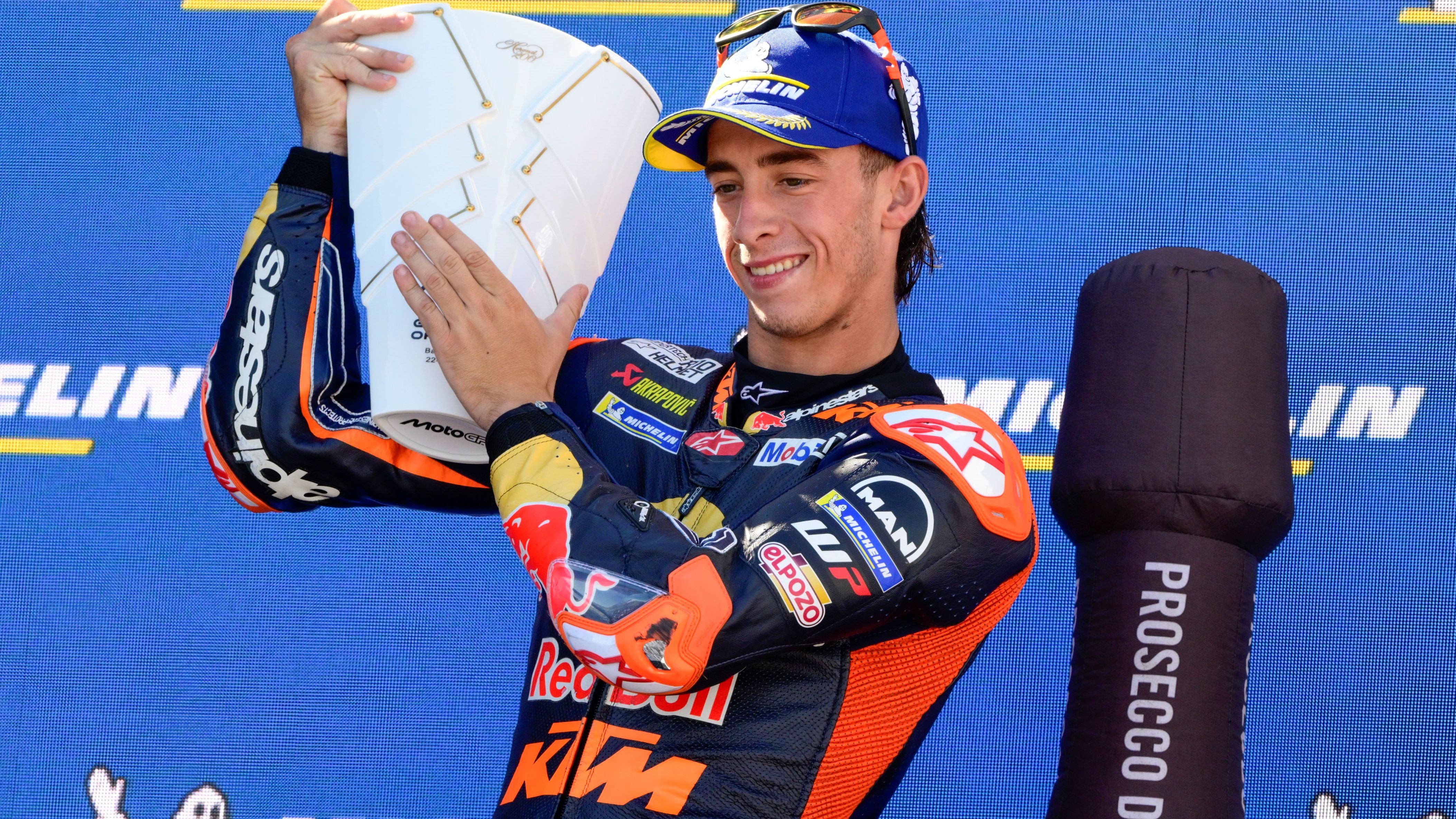 Pedro Acosta festeja el podio en el GP de Hungría en Balaton