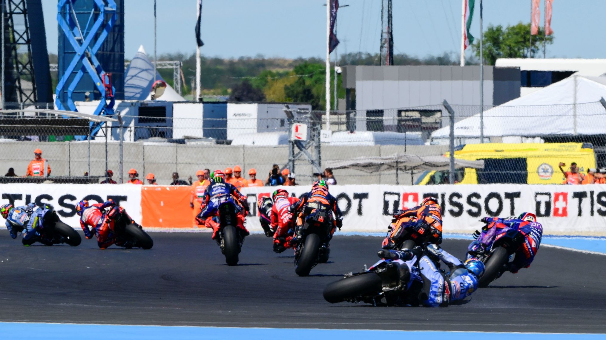 Álex Márquez se va por los suelos, MotoGP Hungría 2025