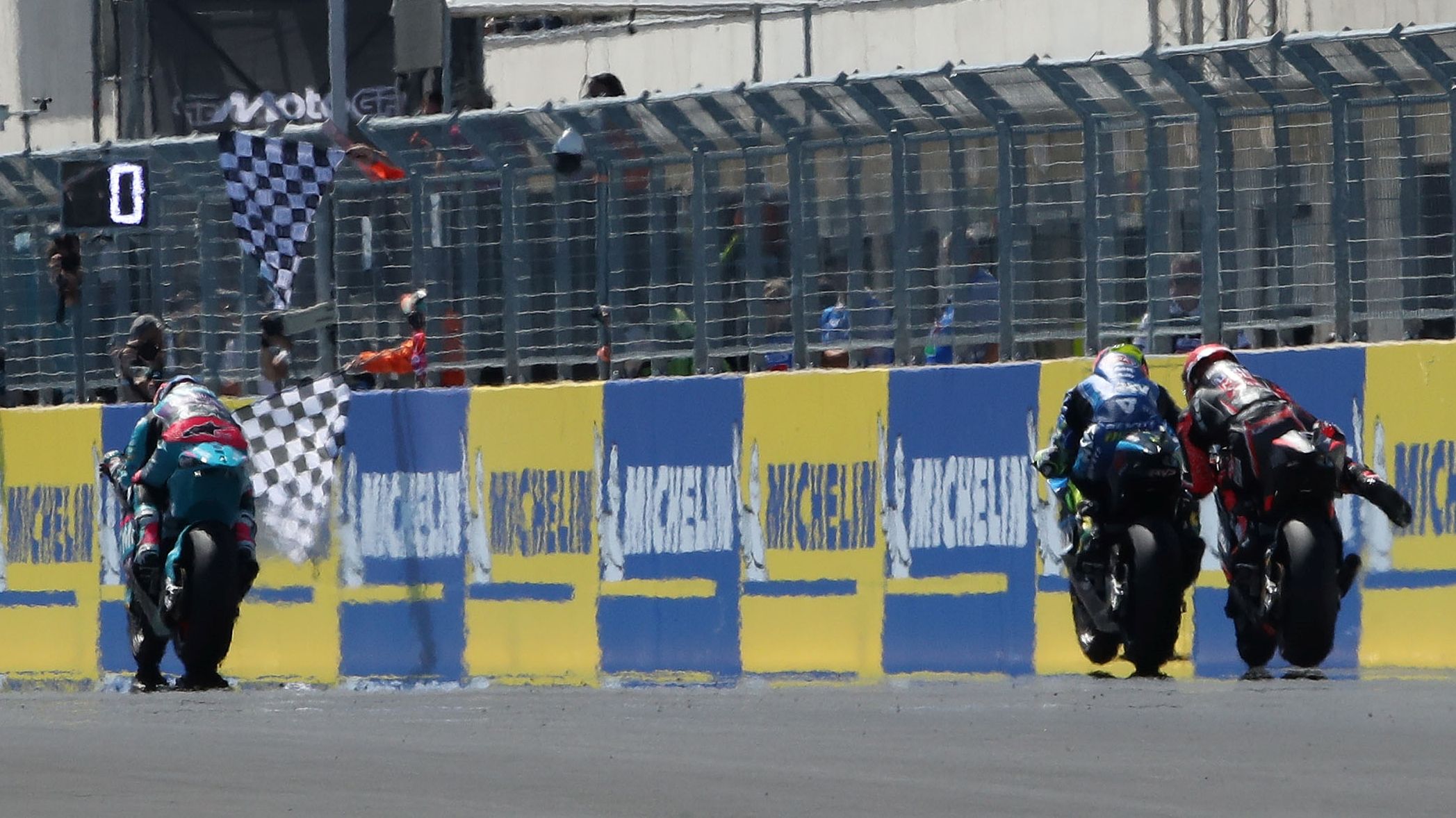 David Alonso entra victorioso en meta mientras Diogo Moreira y Manu González se tocan, Moto2 Hungría 2025
