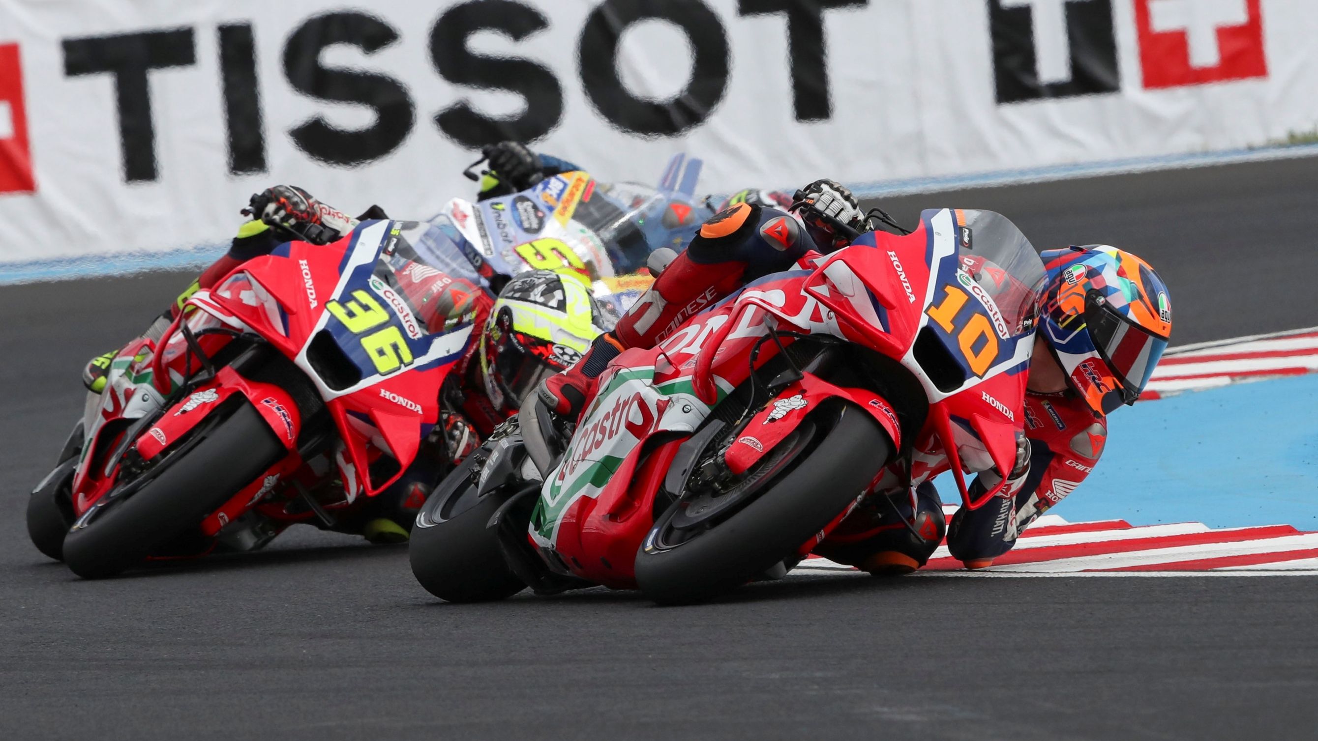 Luca Marini seguido por Joan Mir y Fermín Aldeguer, MotoGP Hungría 2025