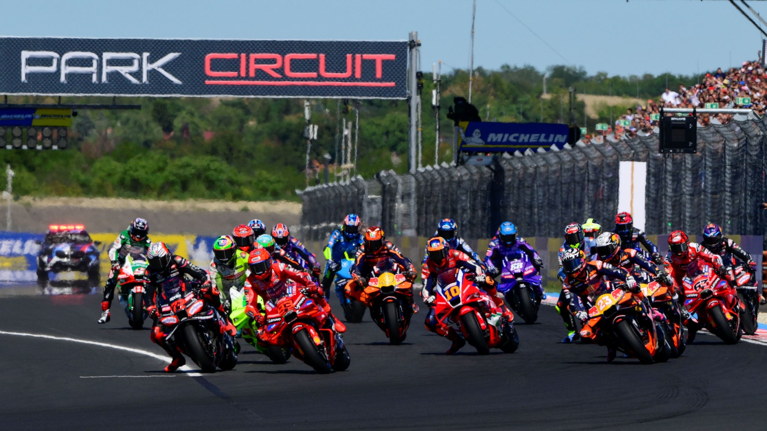 Marc Márquez apura la frenada en la salida ante Marco Bezzecchi, MotoGP Hungría 2025