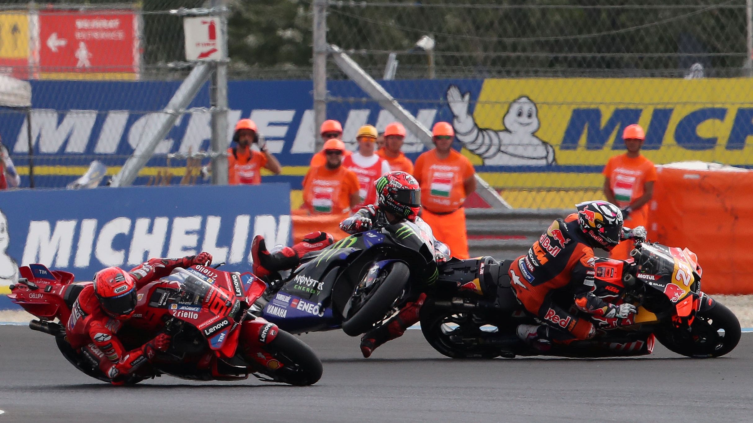 Marc Márquez lidera en la salida mientras Fabio Quartararo impacta con Enea Bastianini, MotoGP Hungría 2025