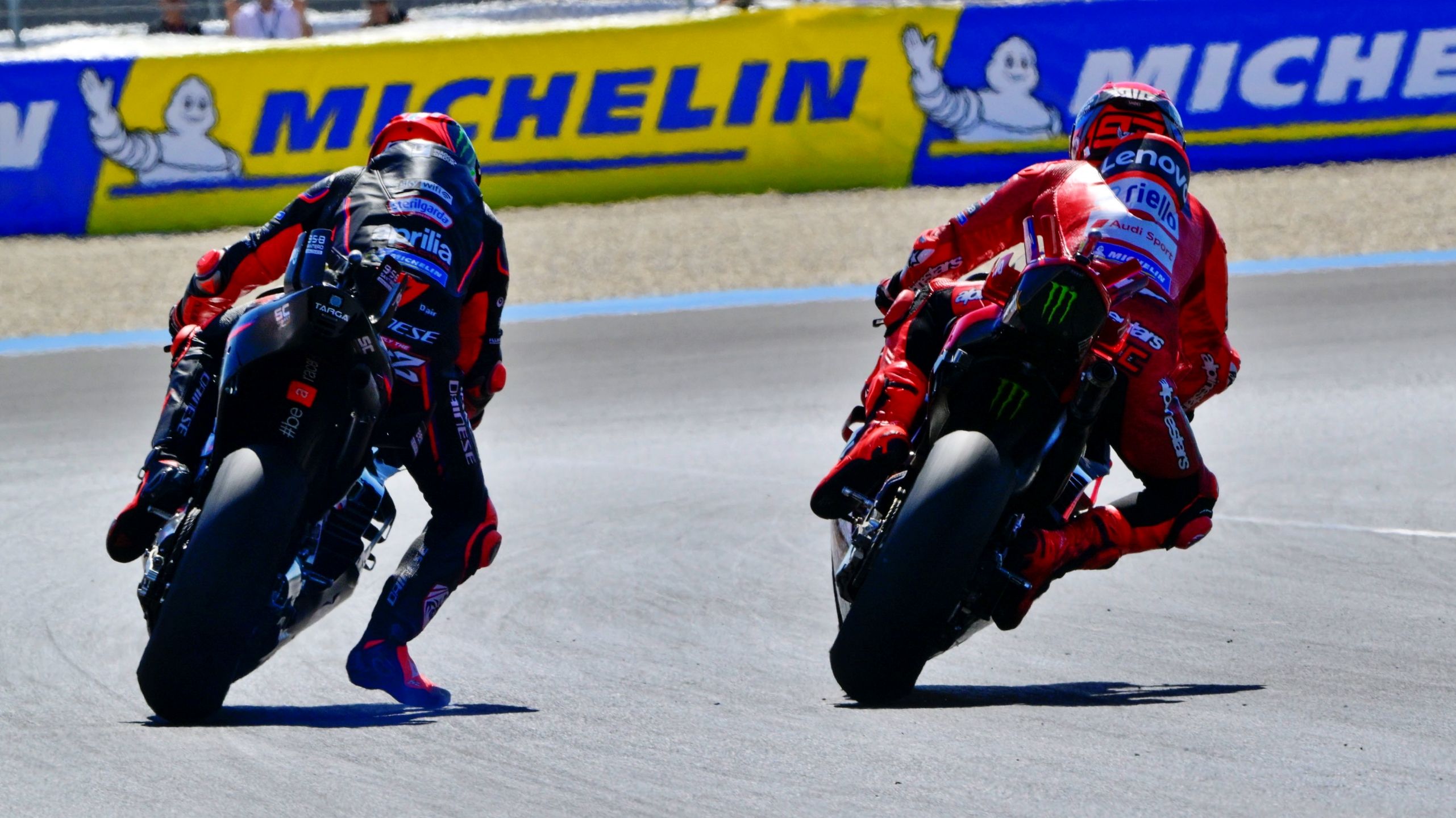 Marc Márquez supera por el interior a Marco Bezzecchi, MotoGP Hungría 2025
