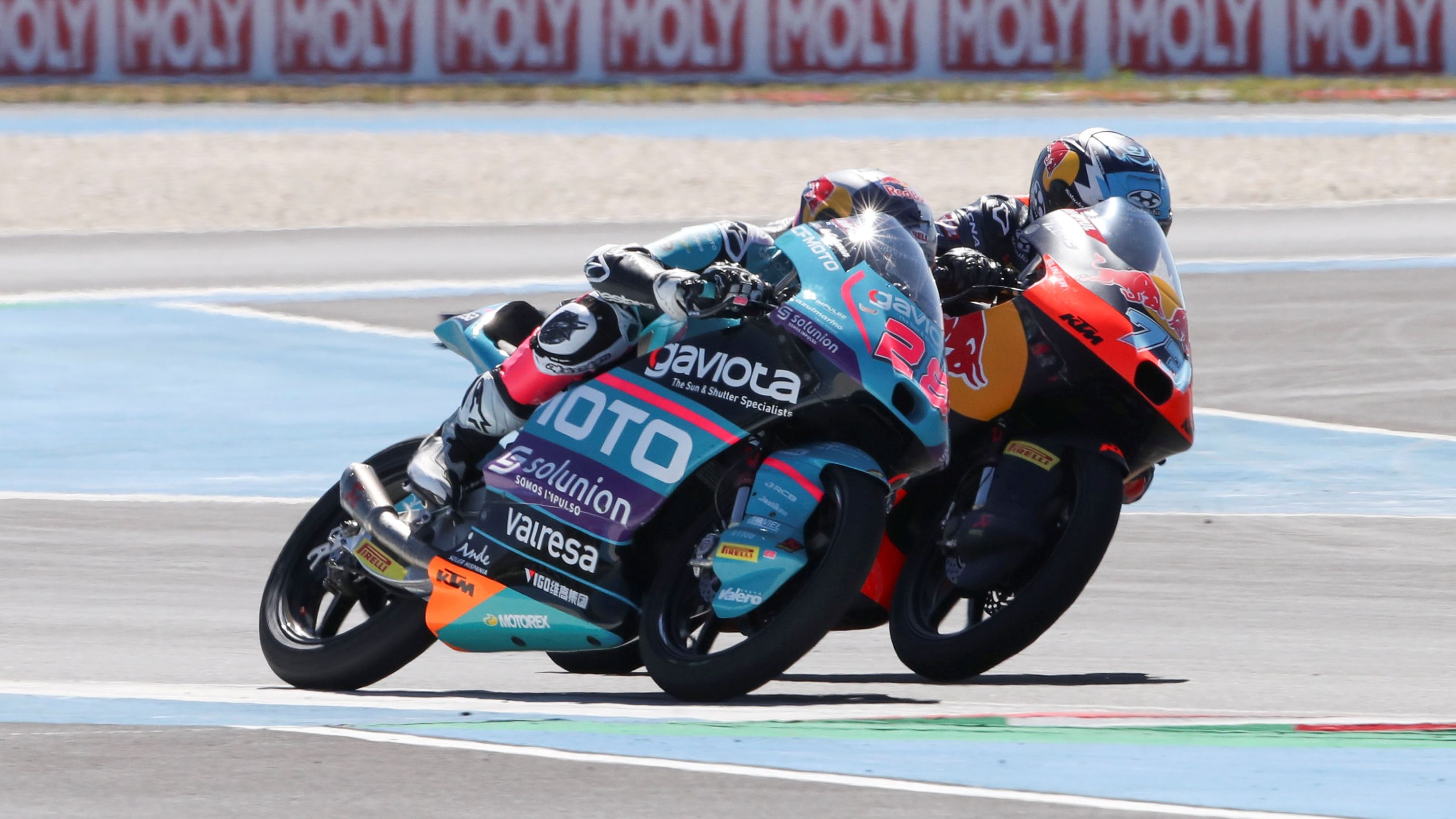 Máximo Quiles y Valentín Perrone totalmente emparejados en las últimas curvas, Moto3 Hungría 2025