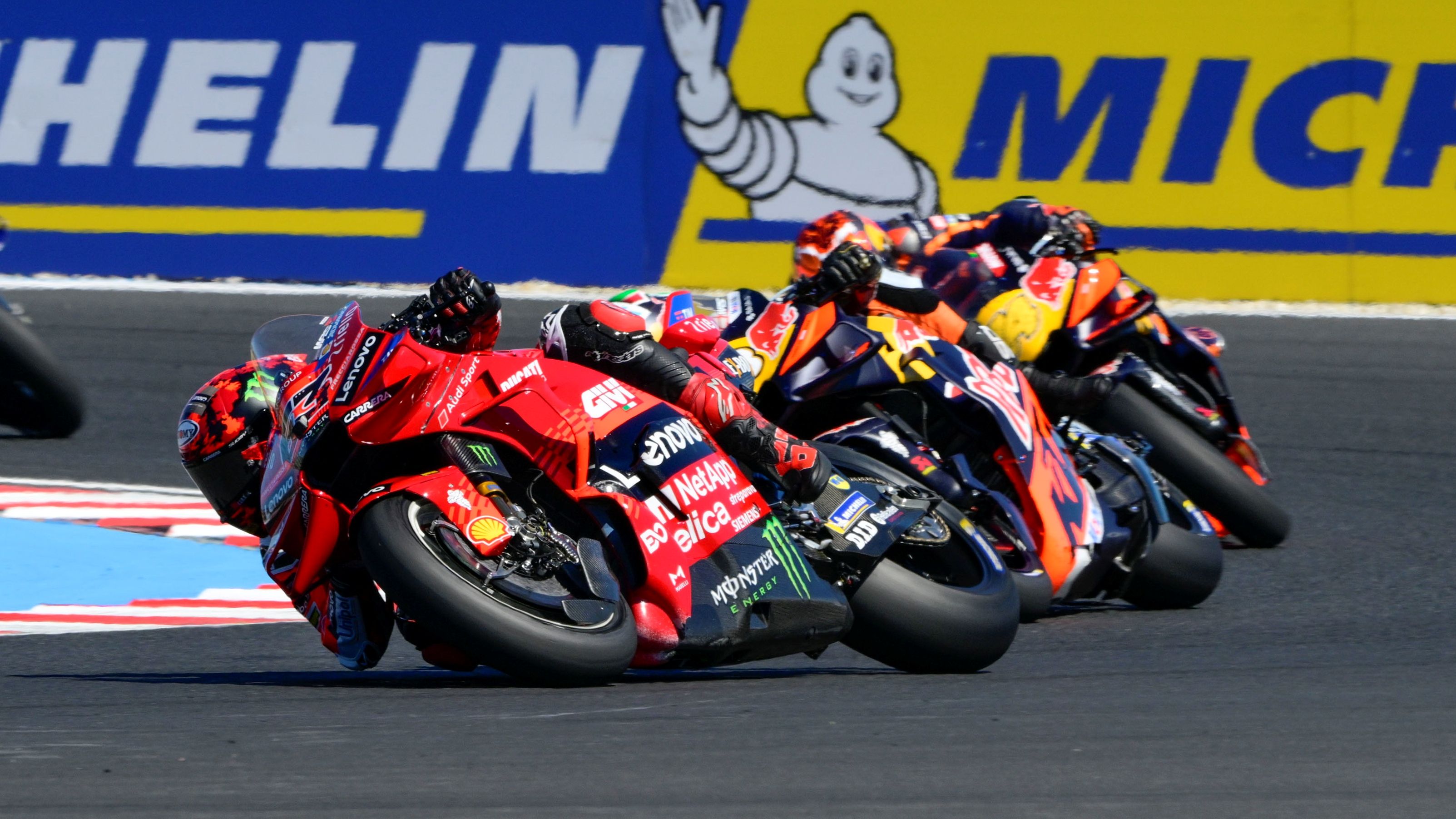 Pecco Bagnaia acechado por Brad Binder y Pol Espargaró, MotoGP Hungría 2025