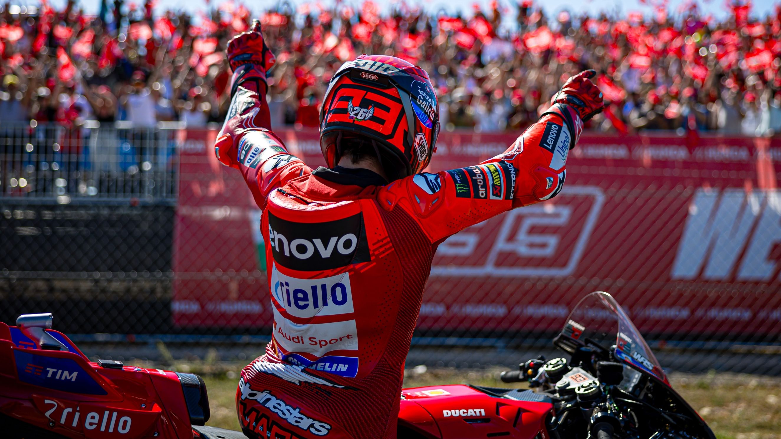 Marc Márquez festeja con sus fans la victoria en el GP de Hungría en Balaton