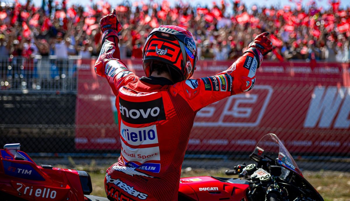 Marc Márquez festeja con sus fans la victoria en el GP de Hungría en Balaton