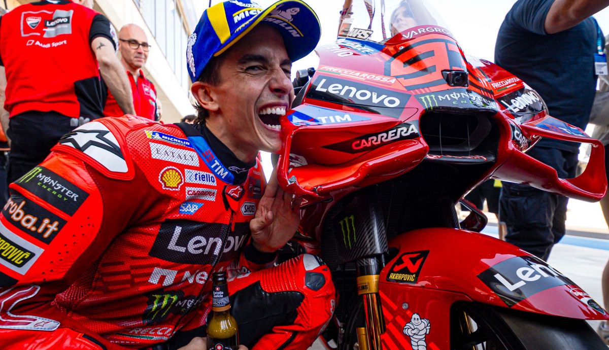 Marc Márquez celebra su victoria en Balaton mordiendo su Ducati Desmosedici Marc Márquez celebra su victoria en Balaton mordiendo su Ducati Desmosedici