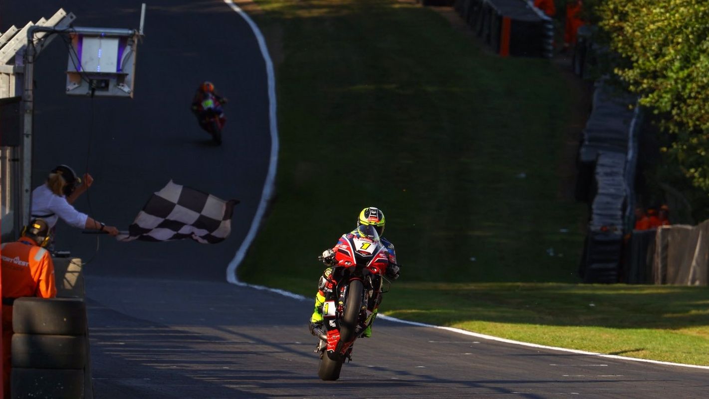 Kyle Ryde se ha situado líder del BSB 2025 tras ganar la última carrera en Cadwell Park