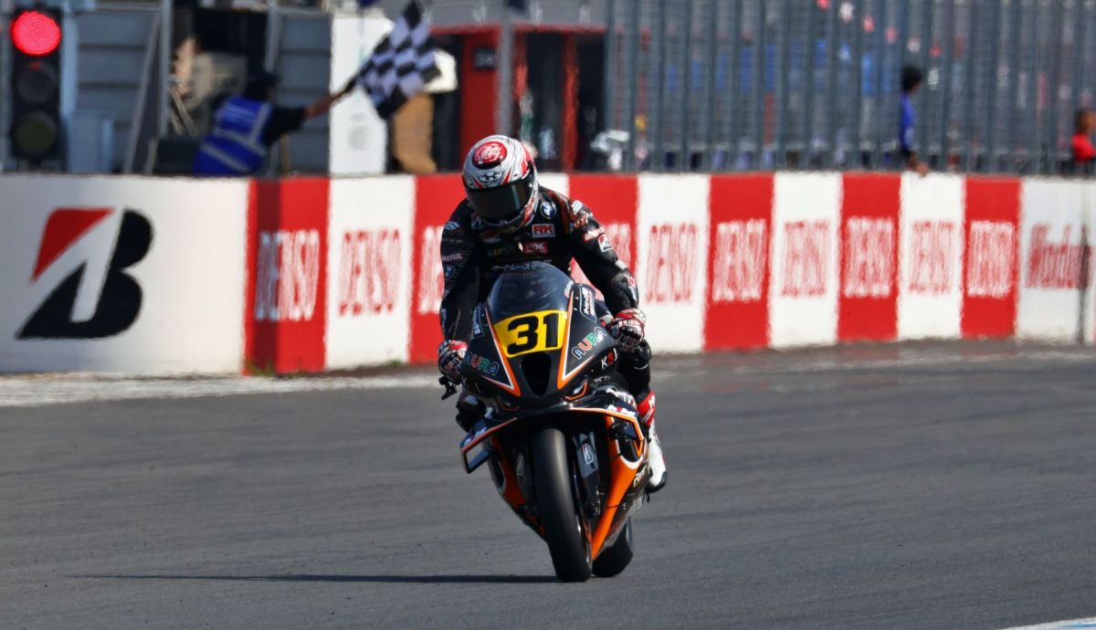 Naomichi Uramoto cruza la línea de meta como ganador sobre su BMW Naomichi Uramoto cruza la línea de meta como ganador sobre su BMW