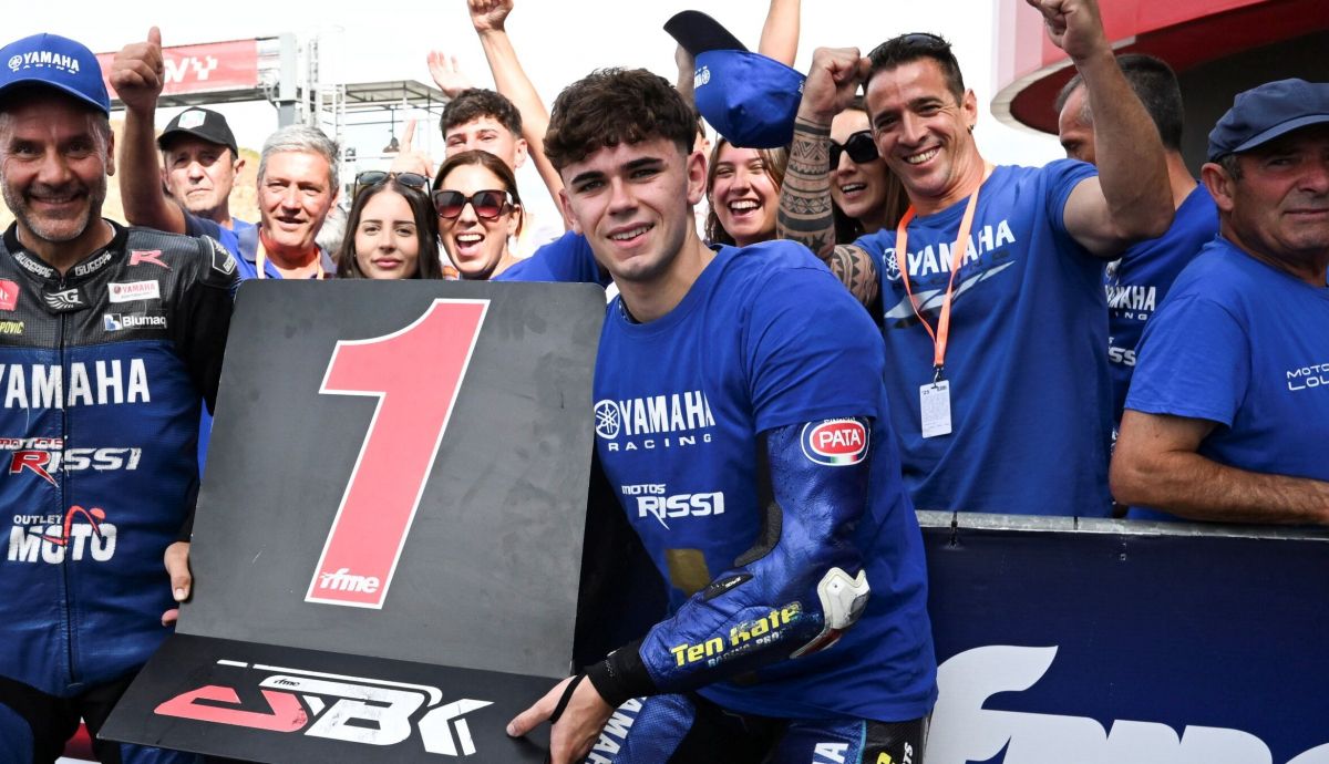 David Real festeja el título de la Yamaha R7 Cup junto a su equipo David Real festeja el título de la Yamaha R7 Cup junto a su equipo