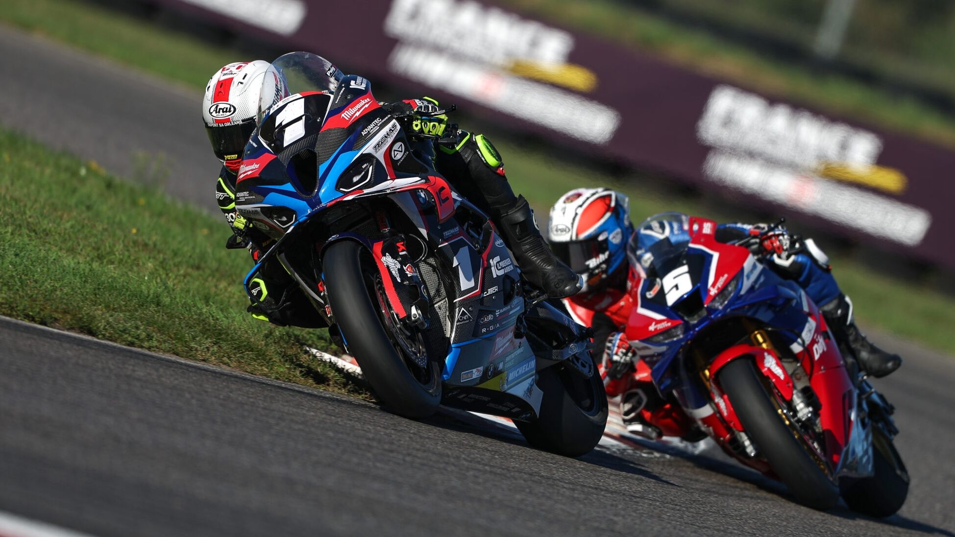 Kenny Foray suma 12 victorias en 12 carreras del FSBK 2025 pese a la oposición de Alan Techer