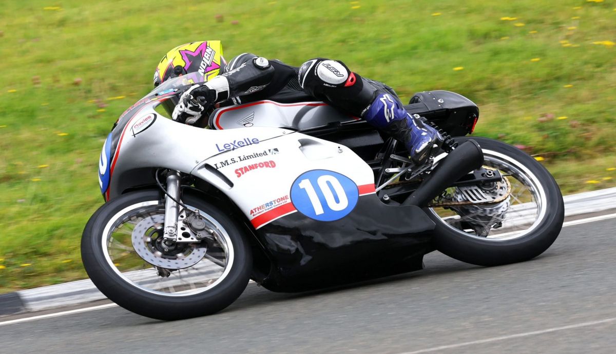 Paul Jordan ganó el Historic Junior Classic TT para estrenarse como ganador en el Mountain Course de la Isla de Man Paul Jordan ganó el Historic Junior Classic TT para estrenarse como ganador en el Mountain Course de la Isla de Man