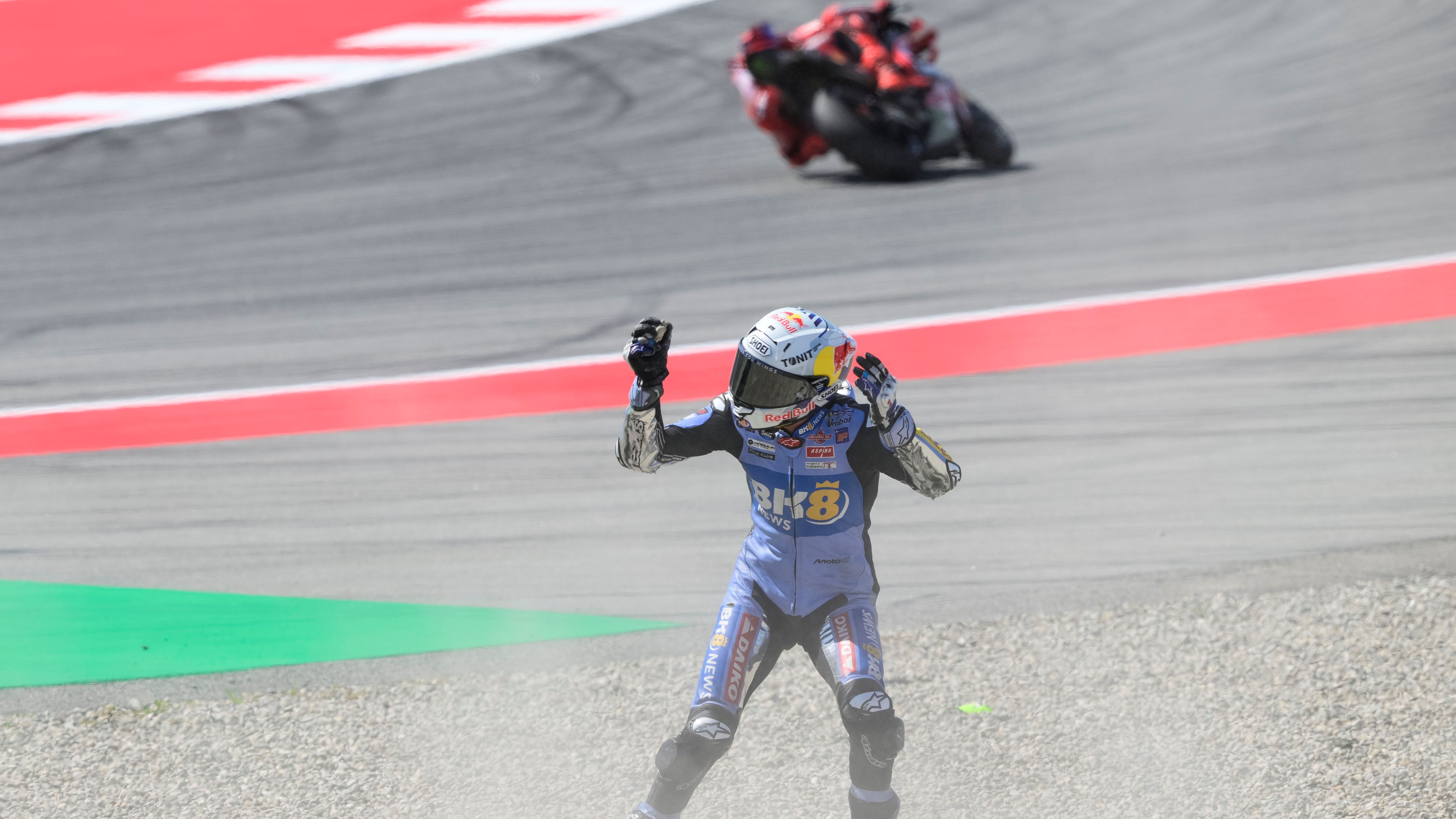 Alex Márquez se lamenta tras caer en el Sprint del GP de Catalunya