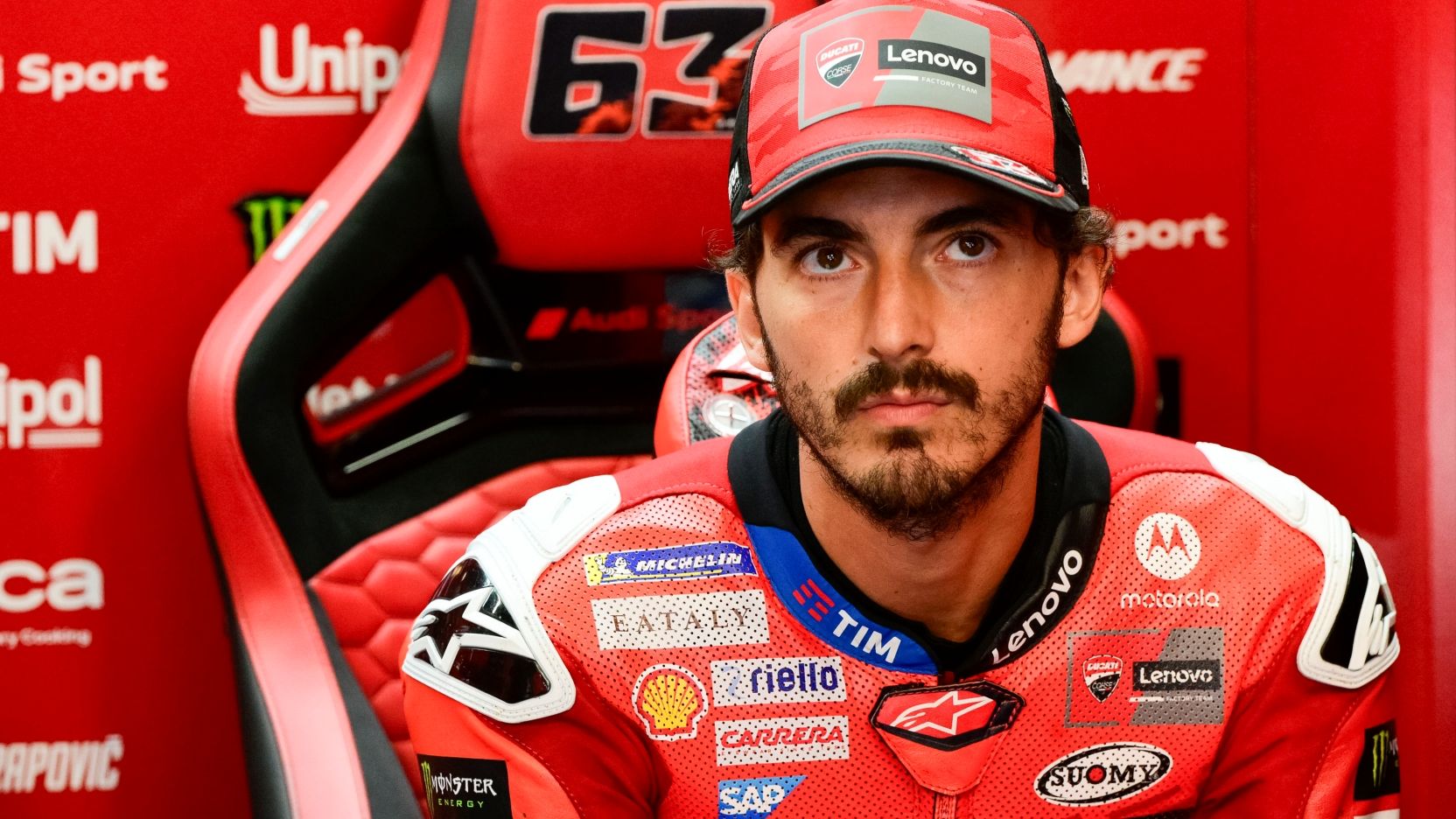 Pecco Bagnaia en el box durante el GP de Catalunya