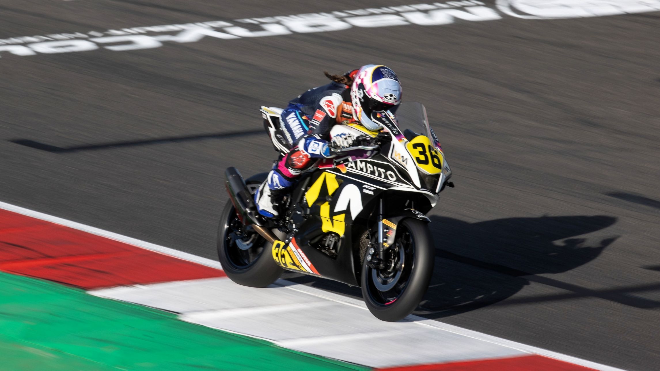 Beatriz Neila pone el WCR al rojo vivo con su triunfo en Magny Cours