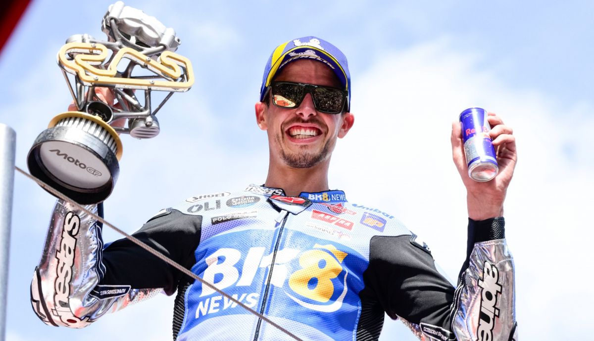 Alex Márquez celebra su victoria en el Gran Premio de Catalunya de MotoGP 2025 Alex Márquez celebra su victoria en el Gran Premio de Catalunya de MotoGP 2025