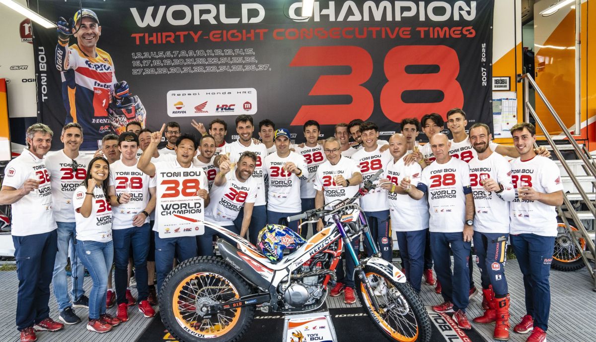 Toni Bou y el Trial Repsol Honda HRC celebran el 38º título mundial Toni Bou y el Trial Repsol Honda HRC celebran el 38º título mundial