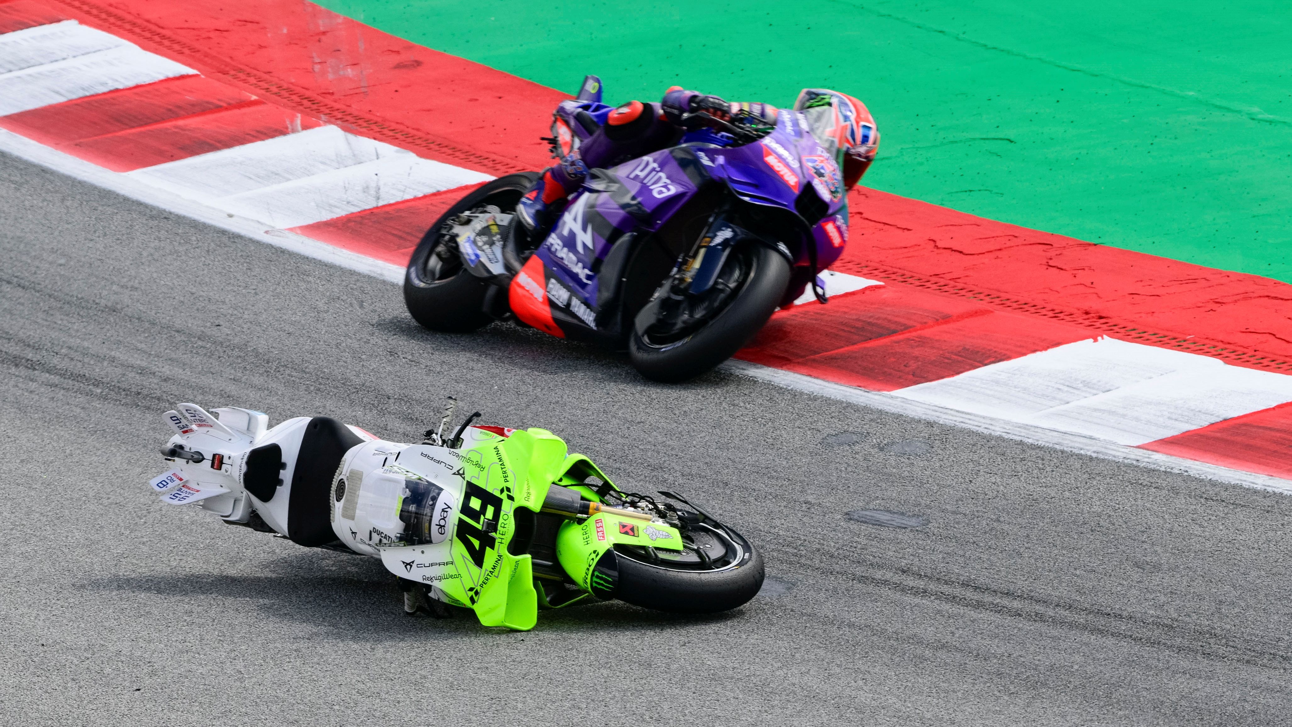 Jack Miller pasa junto a la moto caída de Fabio Di Giannantonio, MotoGP Catalunya 2025