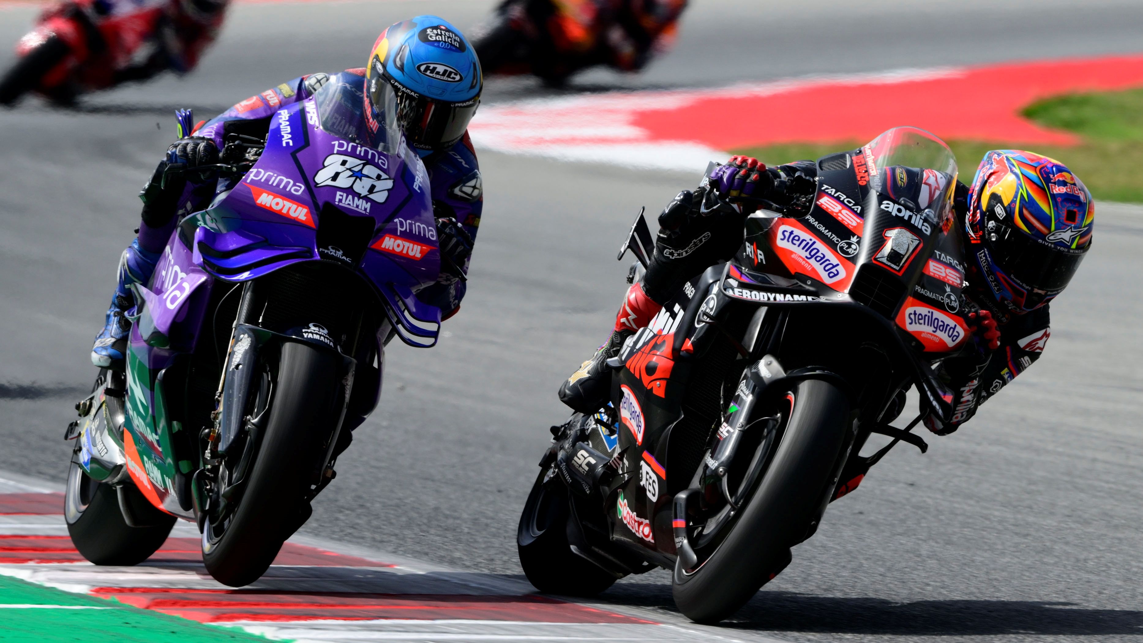 Jorge Martín por el interior de Miguel Oliveira, MotoGP Catalunya 2025