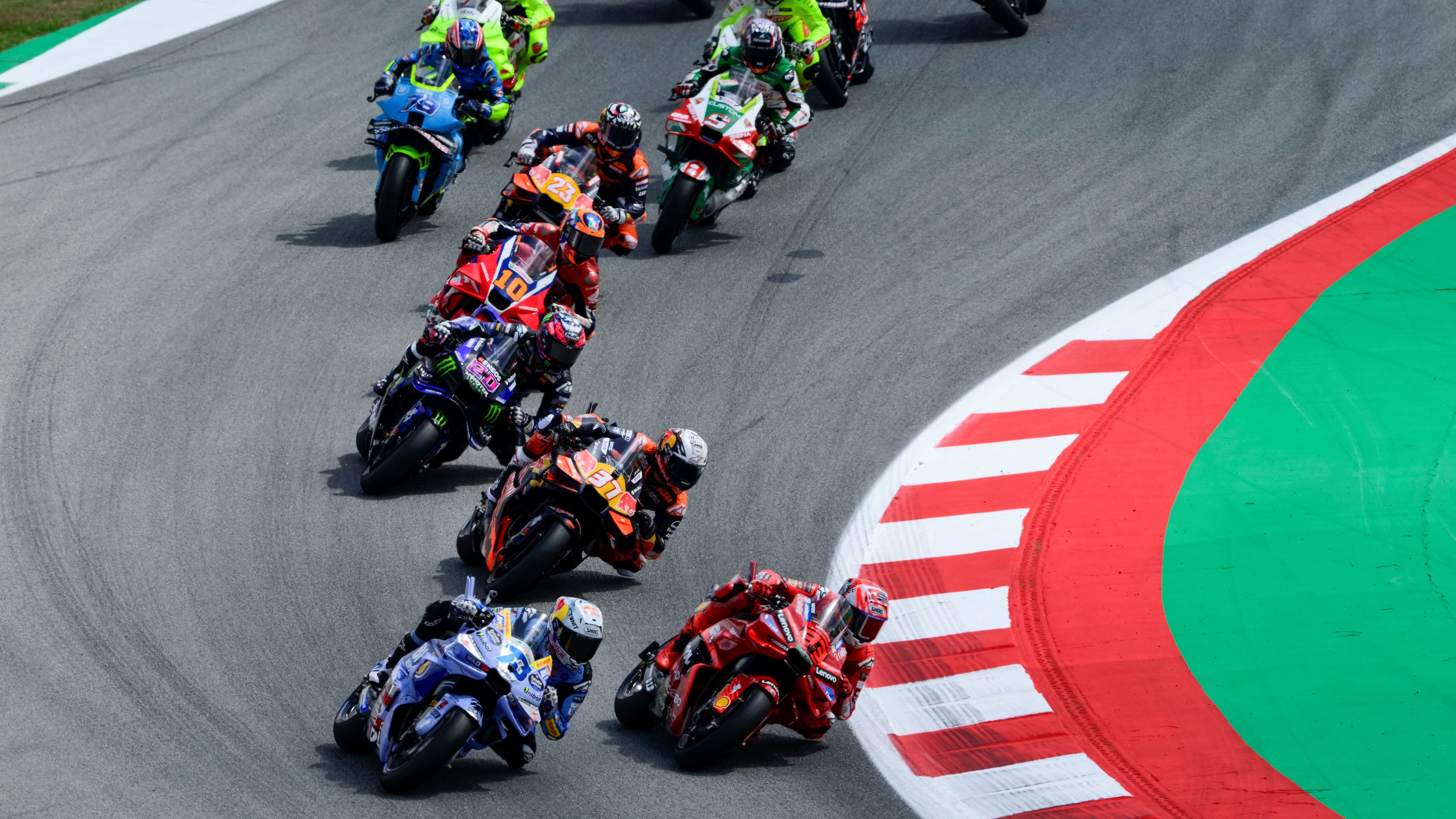 Marc Márquez supera a Álex Márquez en la chicane inicial, MotoGP Catalunya 2025