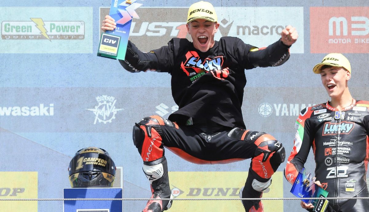 Marcos Ruda festeja su segundo título seguido en el CIV Moto3