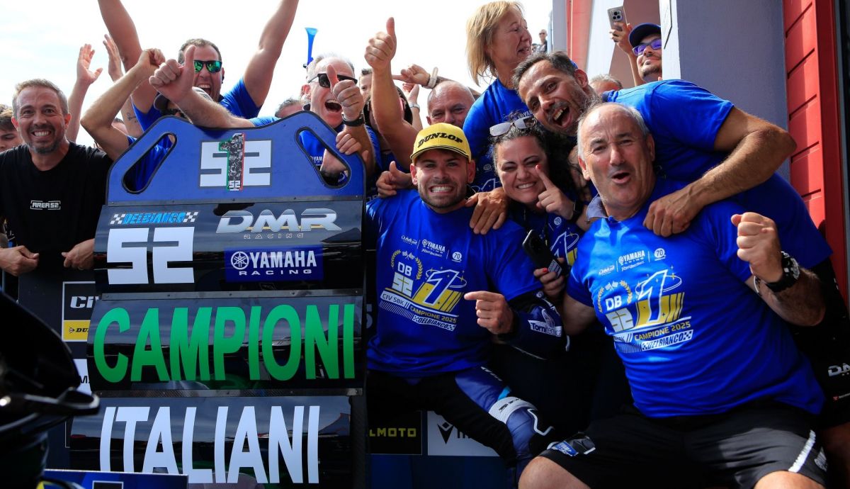 Alessandro Delbianco festeja el título del CIV SBK 2025 con su equipo