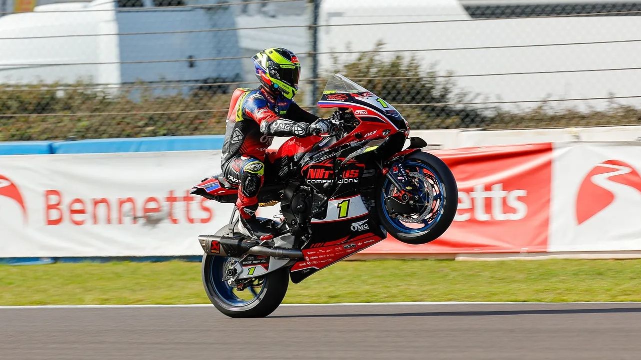 Kyle Ryde es más líder del BSB con su hat trick en Donington