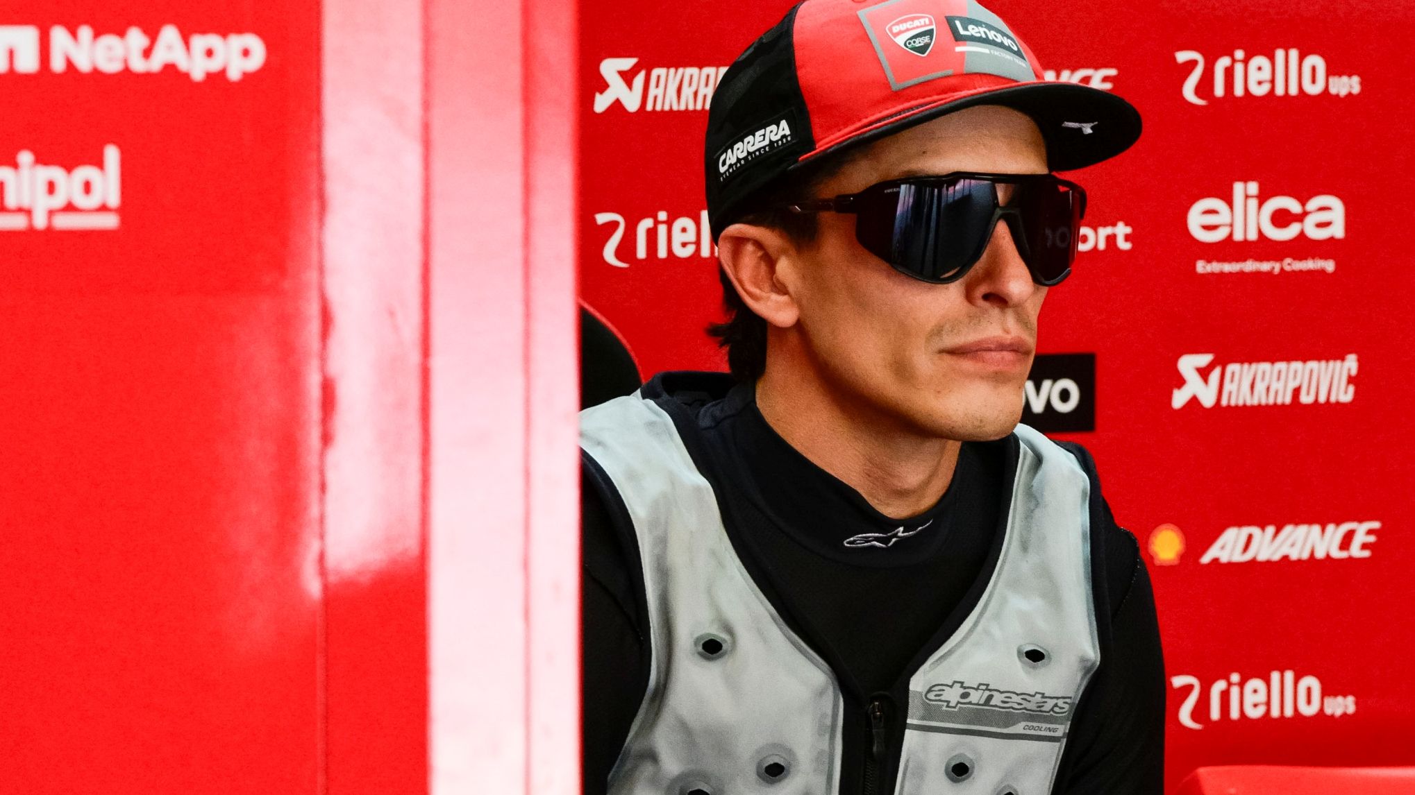 Marc Márquez en el box de Ducati