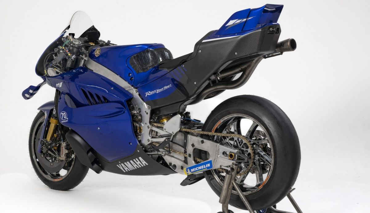 Vista trasera de la Yamaha YZR M1 con el motor V4 que llevará el probador Augusto Fernández en su wild card en Misano Vista trasera de la Yamaha YZR M1 con el motor V4 que llevará el probador Augusto Fernández en su wild card en Misano