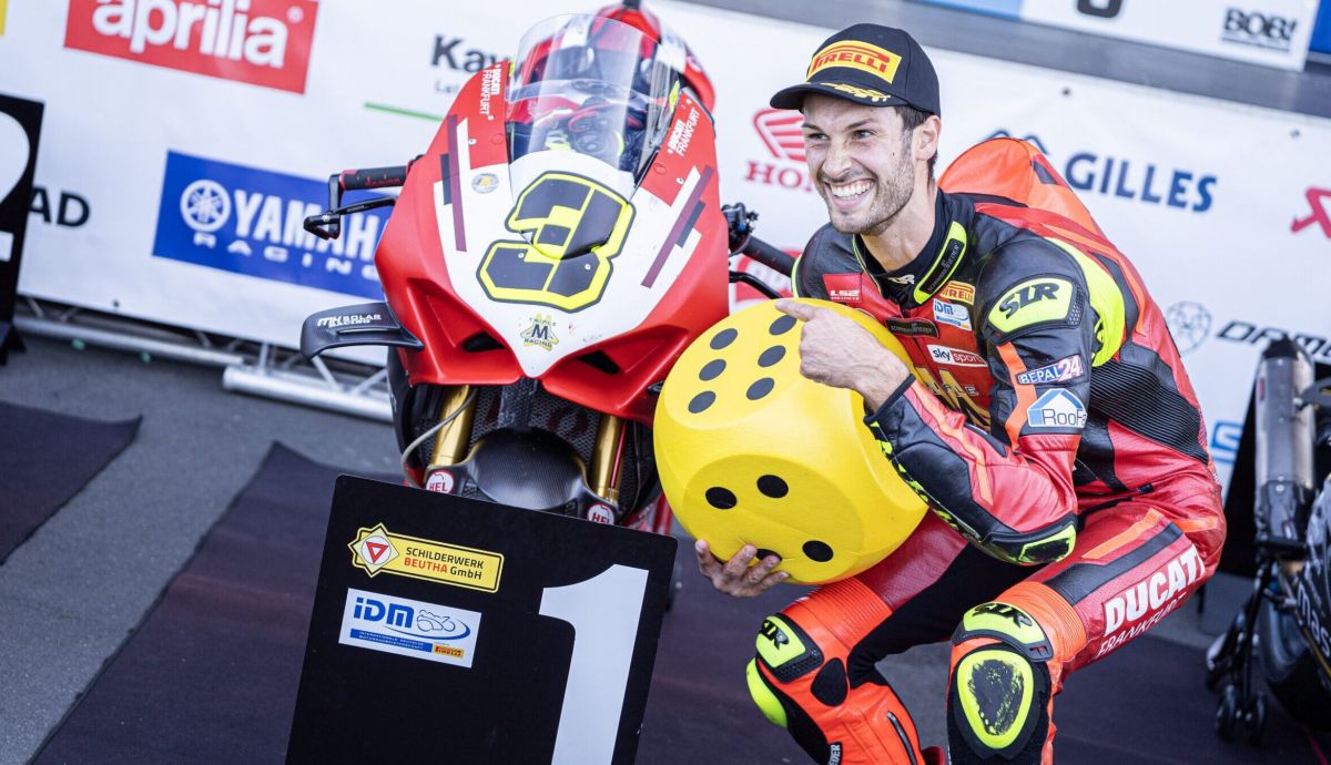 Lukas Tulovic ganó pese a tener que cumplir dos long laps