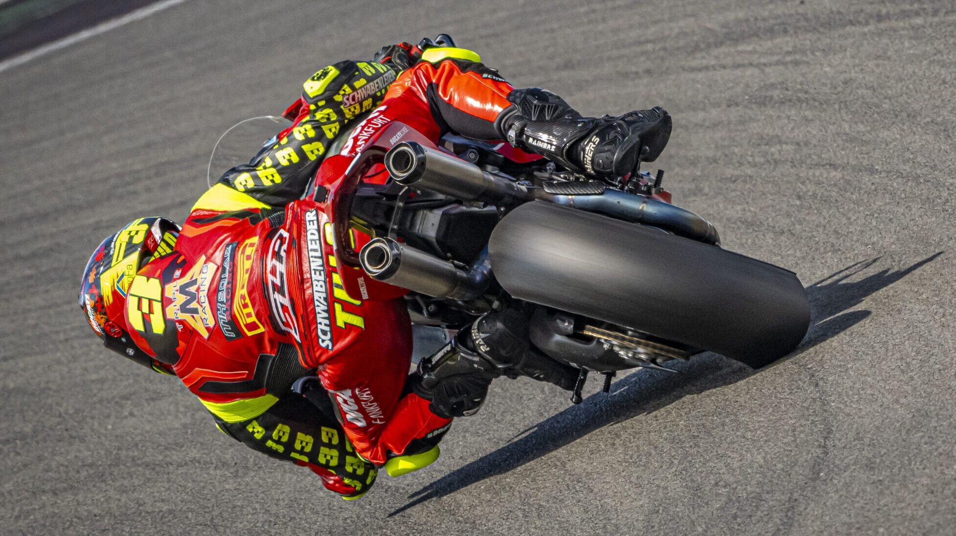 Lukas Tulovic acaricia el título del IDM Superbike 2025 tras arrasar en Nurburgring