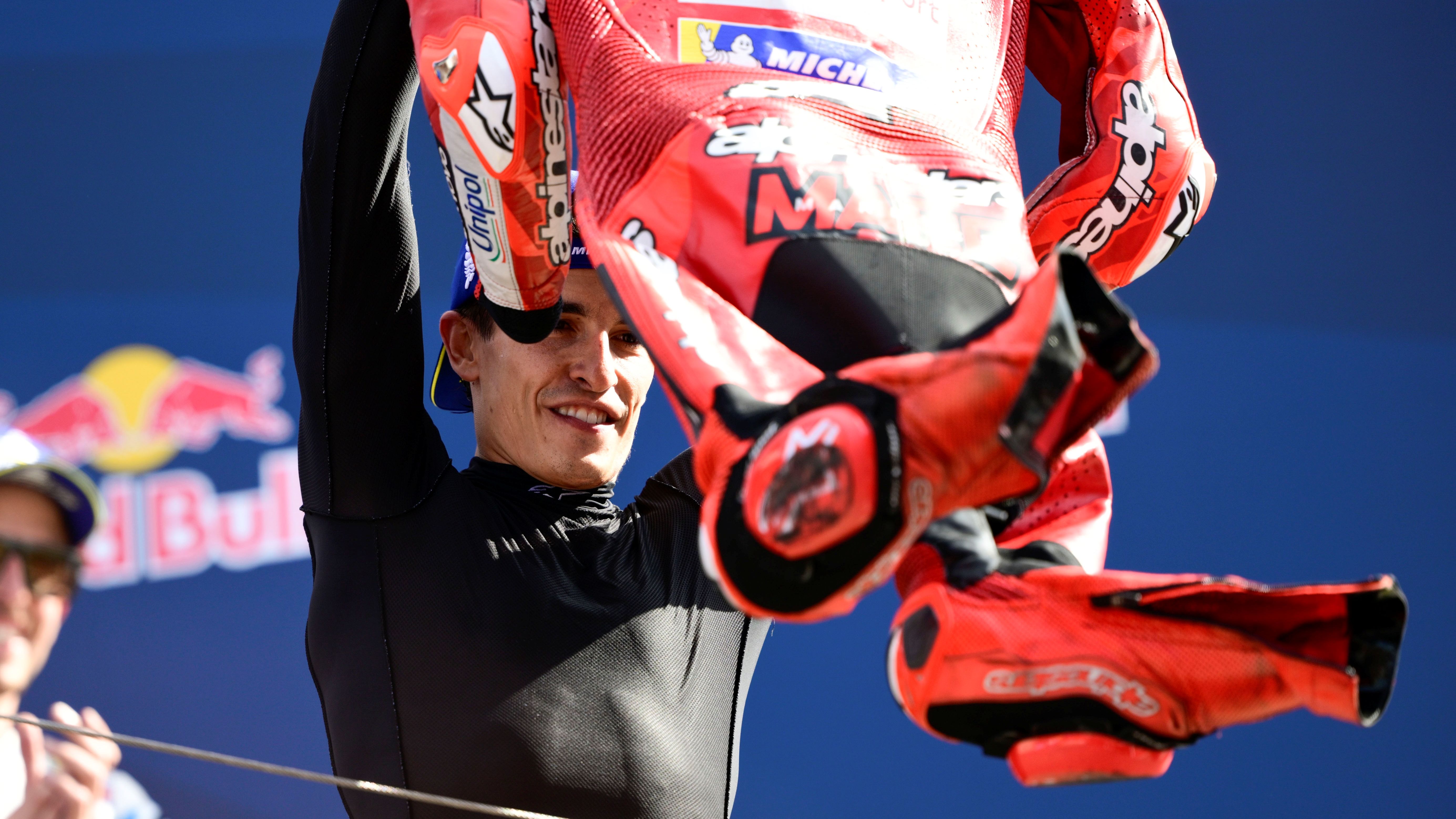 Marc Márquez emula a Leo Messi festejando su victoria en Misano