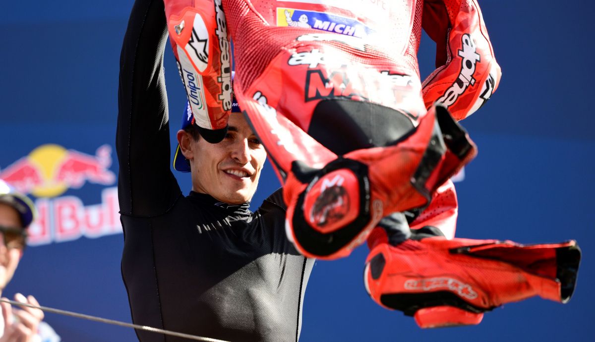Marc Márquez emula a Leo Messi festejando su victoria en Misano