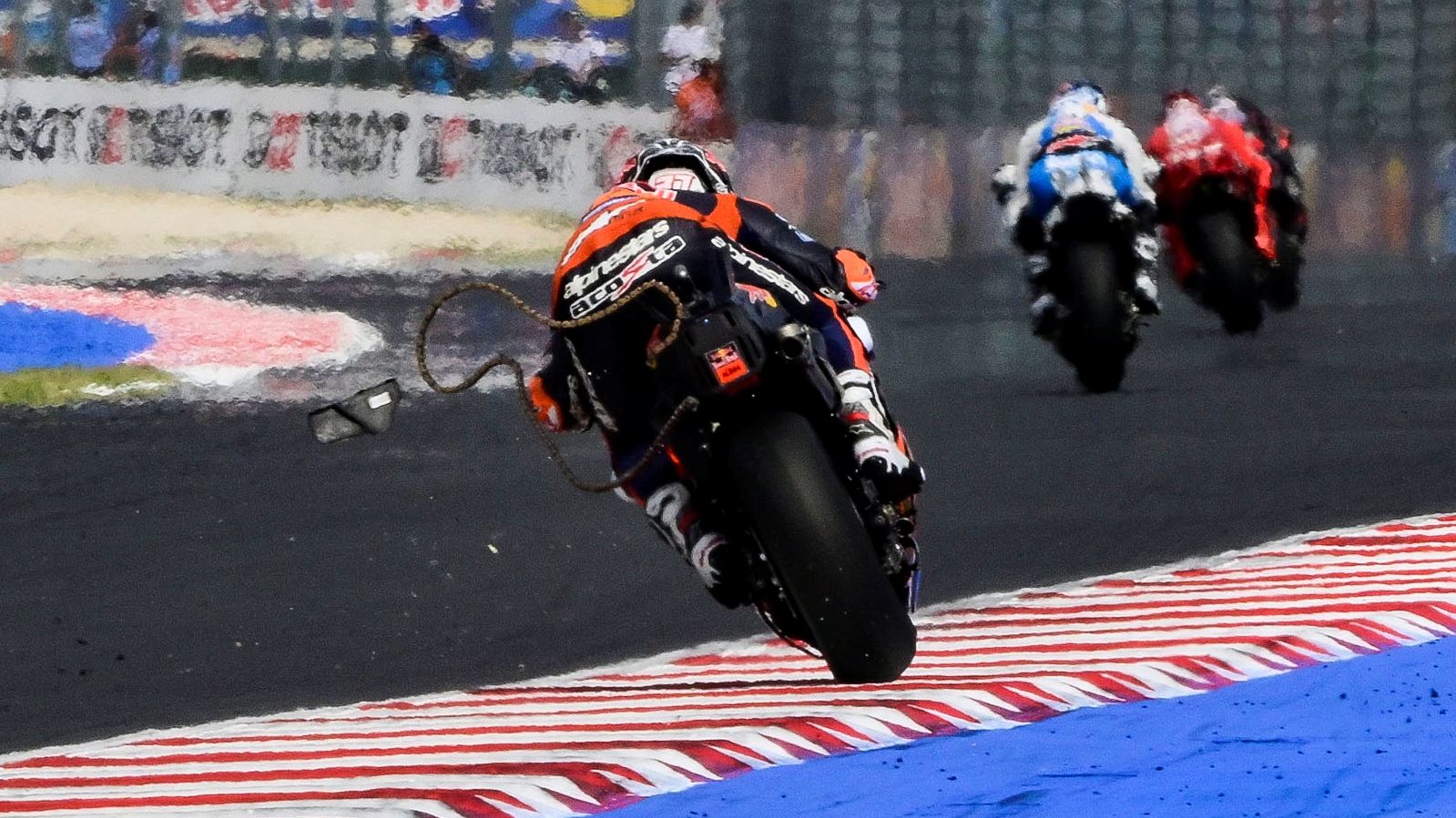 El momento en el que sale disparada la cadena de la KTM de Pedro Acosta