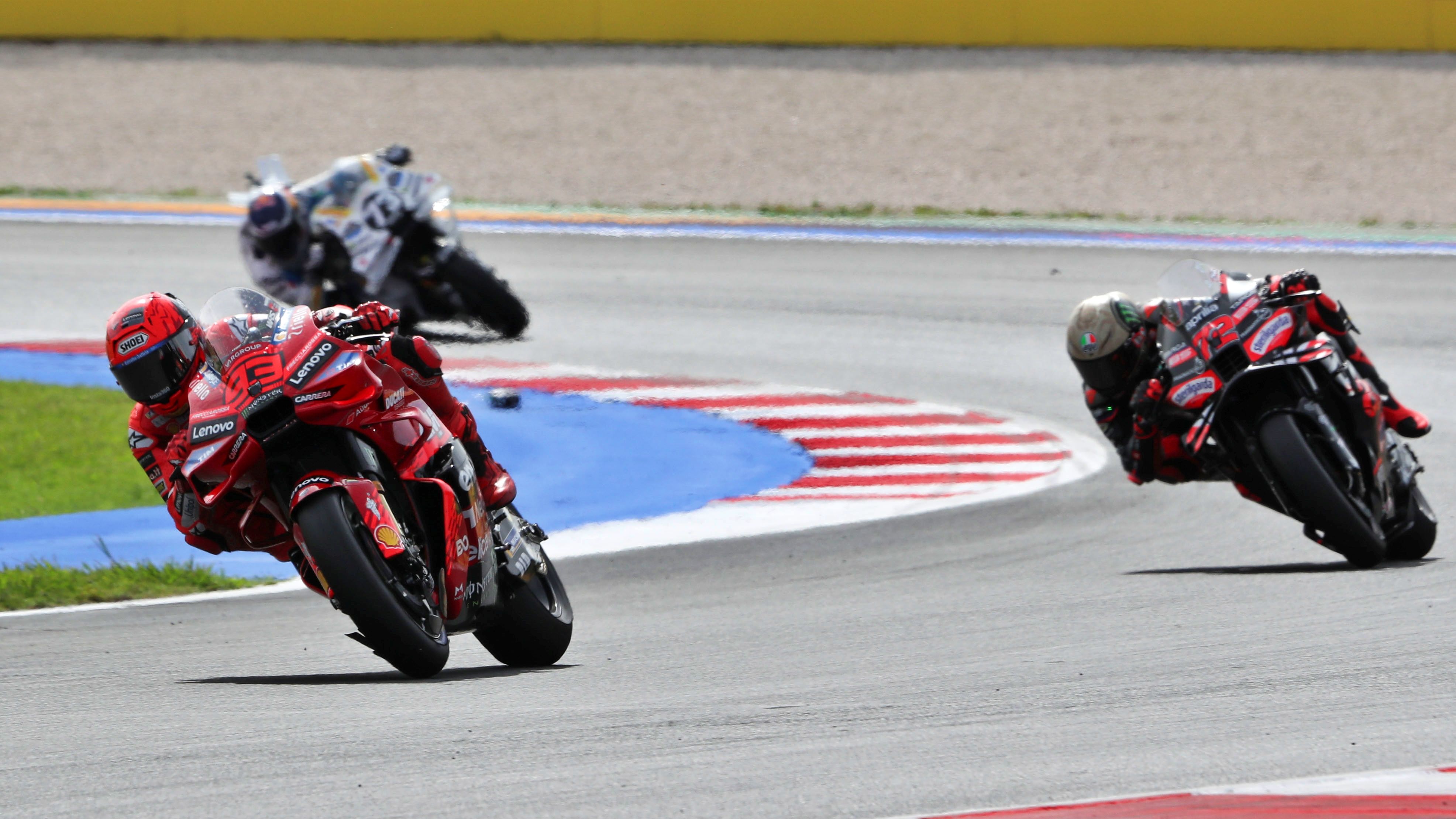 Marc Márquez se va de Marco Bezzecchi y Álex Márquez, MotoGP San Marino 2025