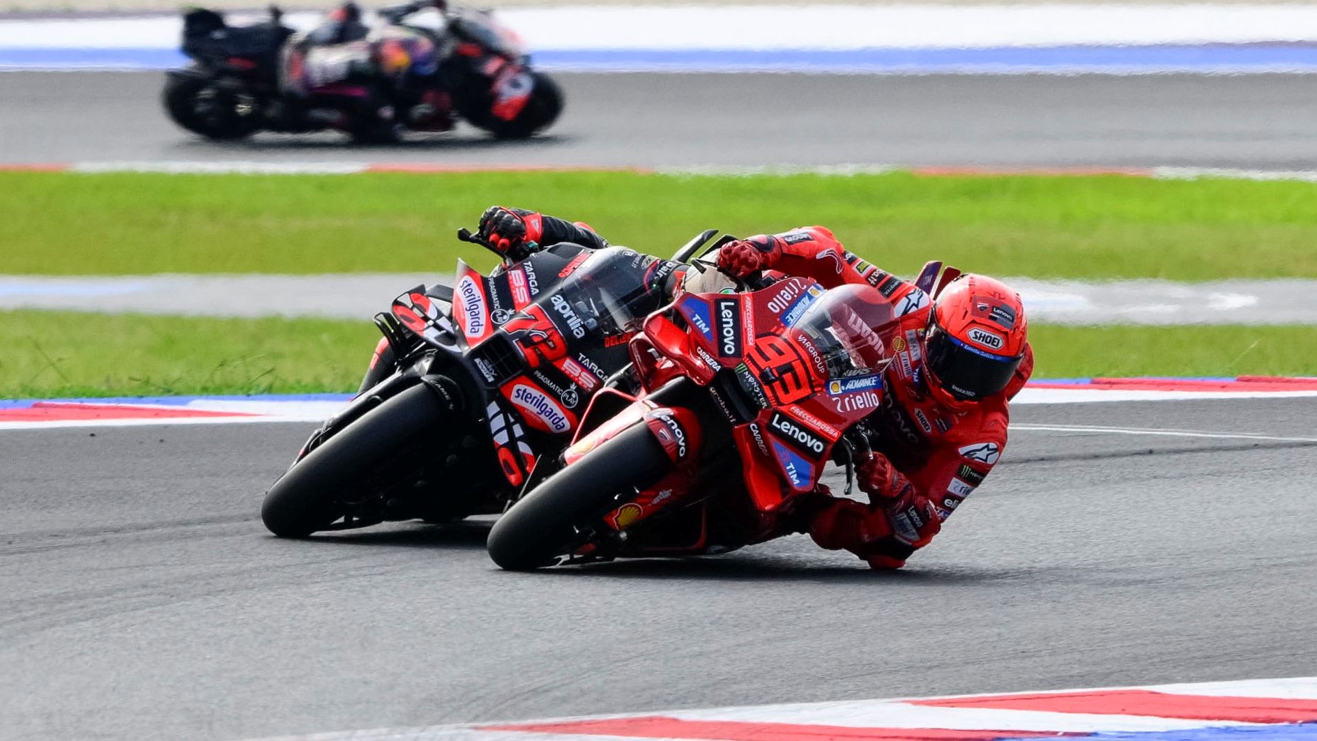 Marc Márquez supera a Marco Bezzecchi en el Sprint, MotoGP San Marino 2025