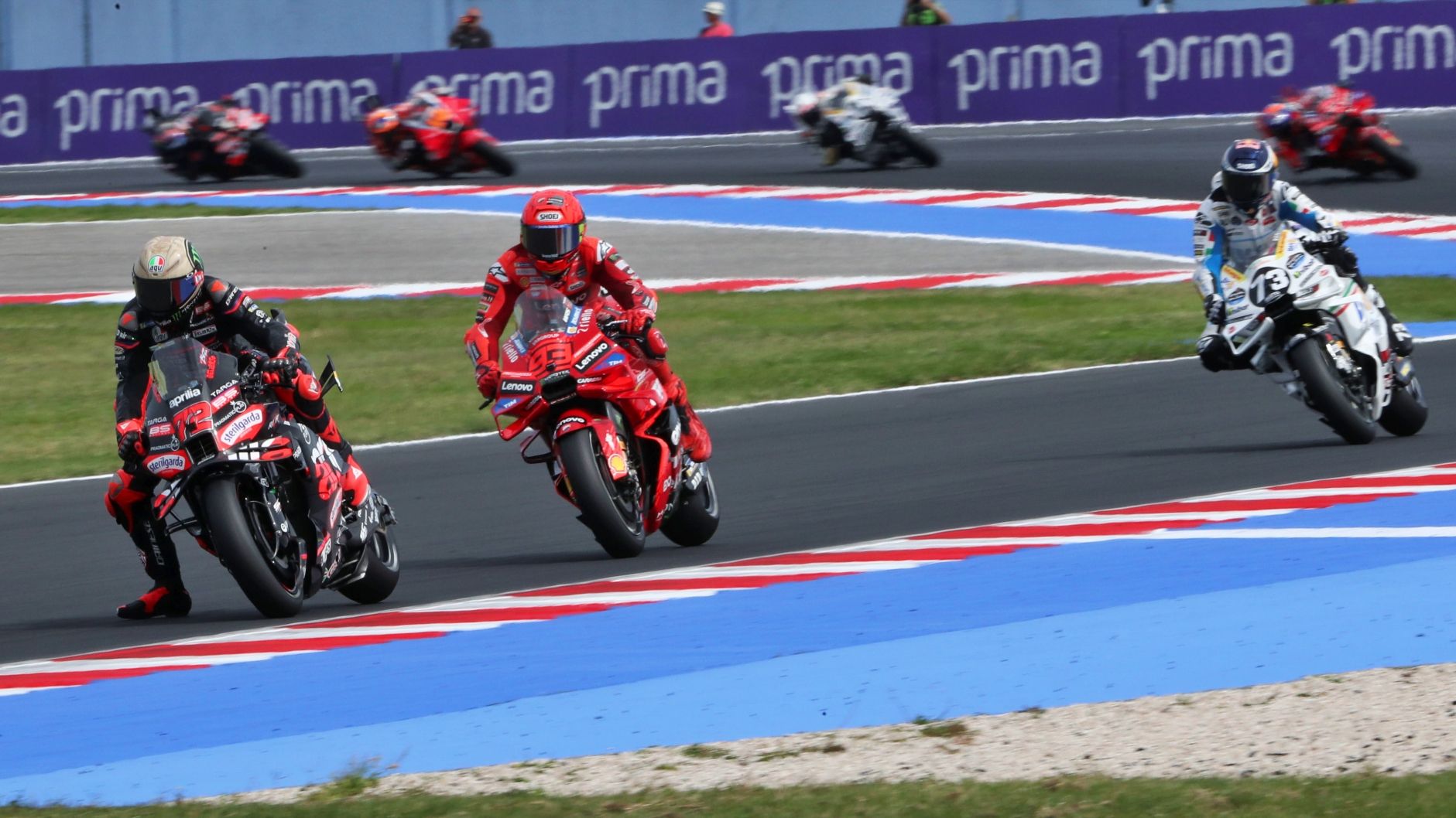 Marco Bezzecchi y Marc Márquez abren hueco sobre Álex Márquez, MotoGP San Marino 2025