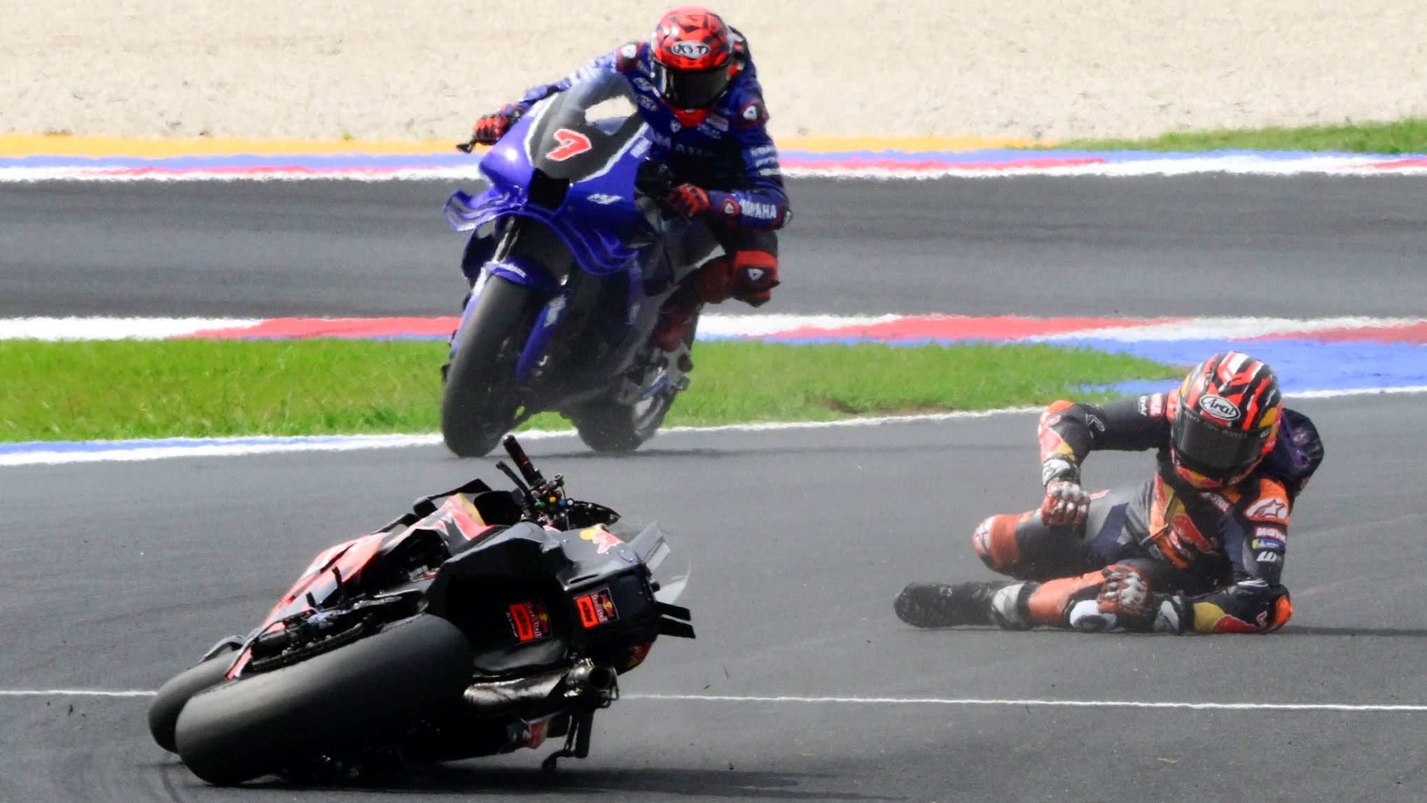 Maverick Viñales cae en presencia de Augusto Fernández, MotoGP San Marino 2025