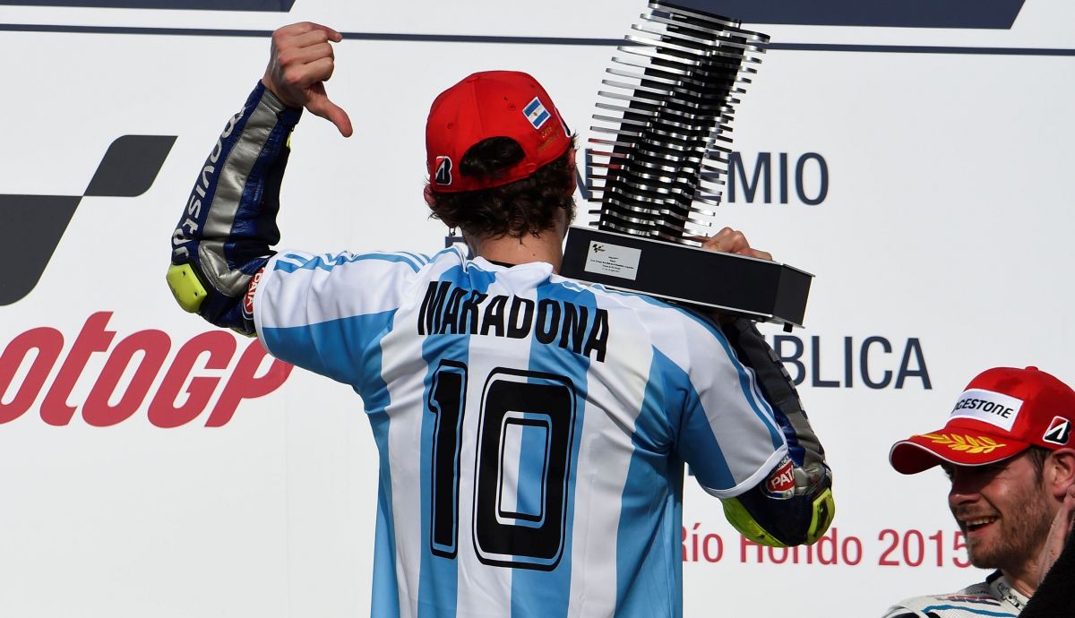 La icónica celebración de Valentino Rossi en Argentina 2015 con la camiseta de Diego Armando Maradona