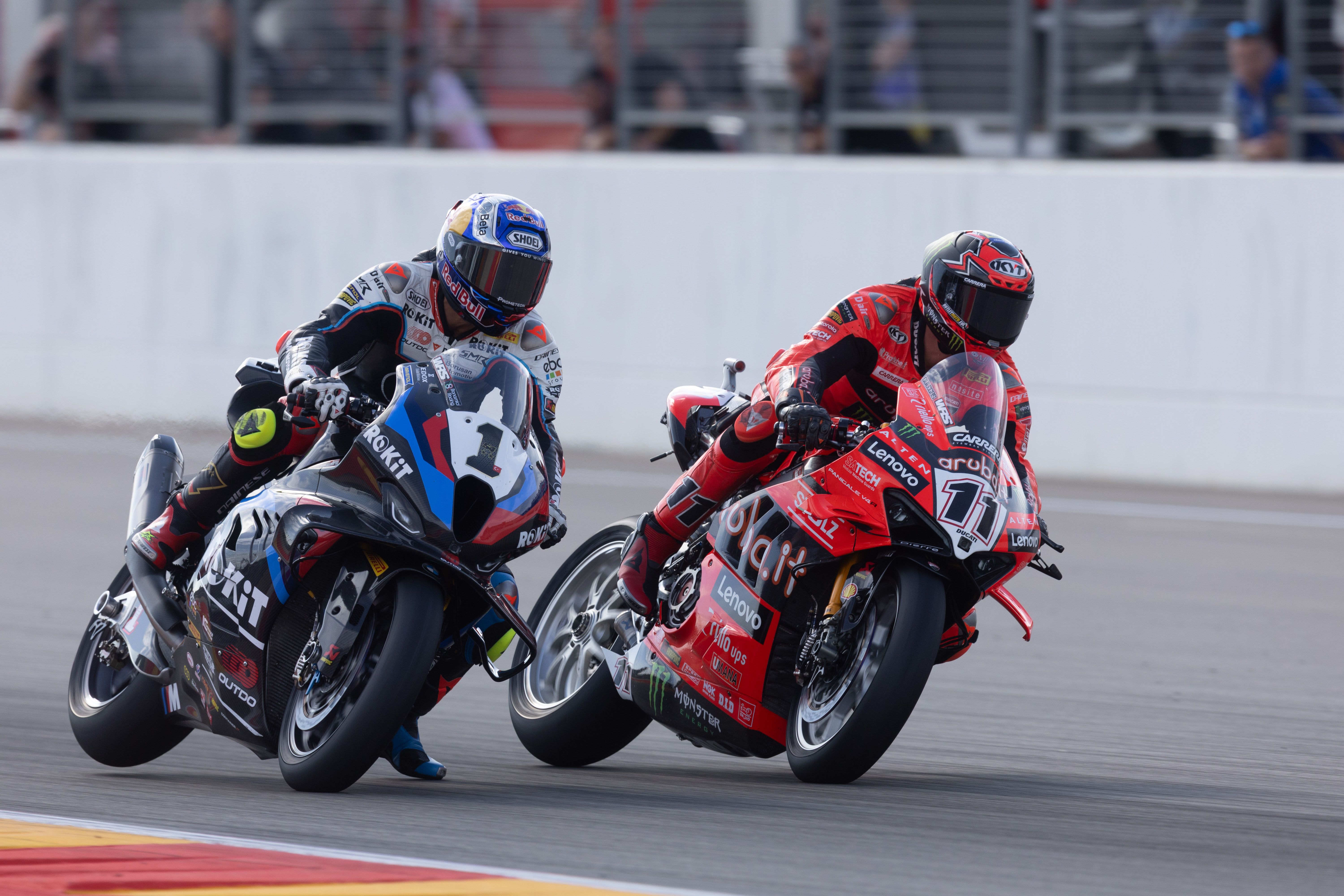 Nicolò Bulega adelantando a Toprak Razgatlioglu