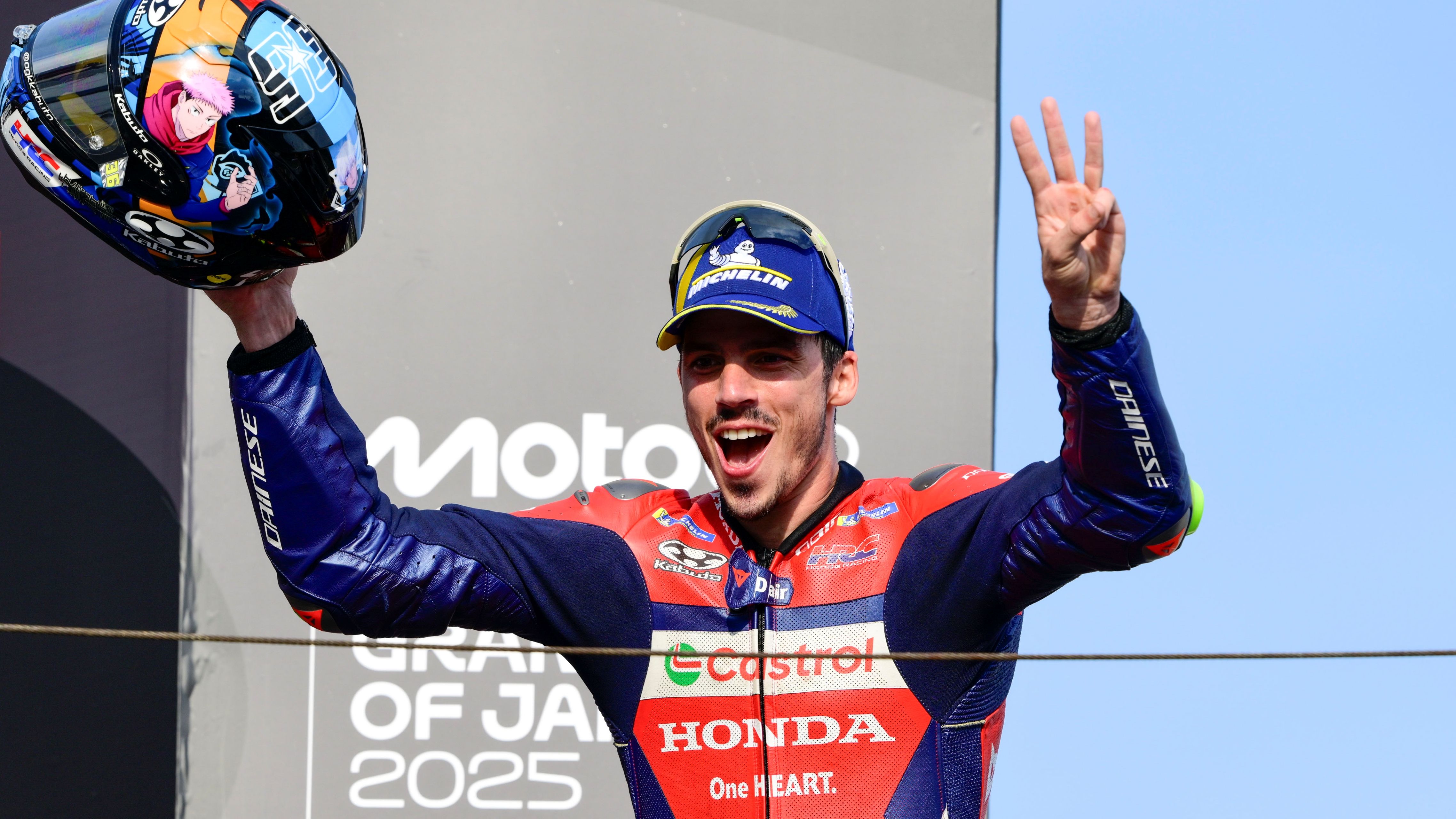 Joan Mir festeja en Japón su primer podio con Honda