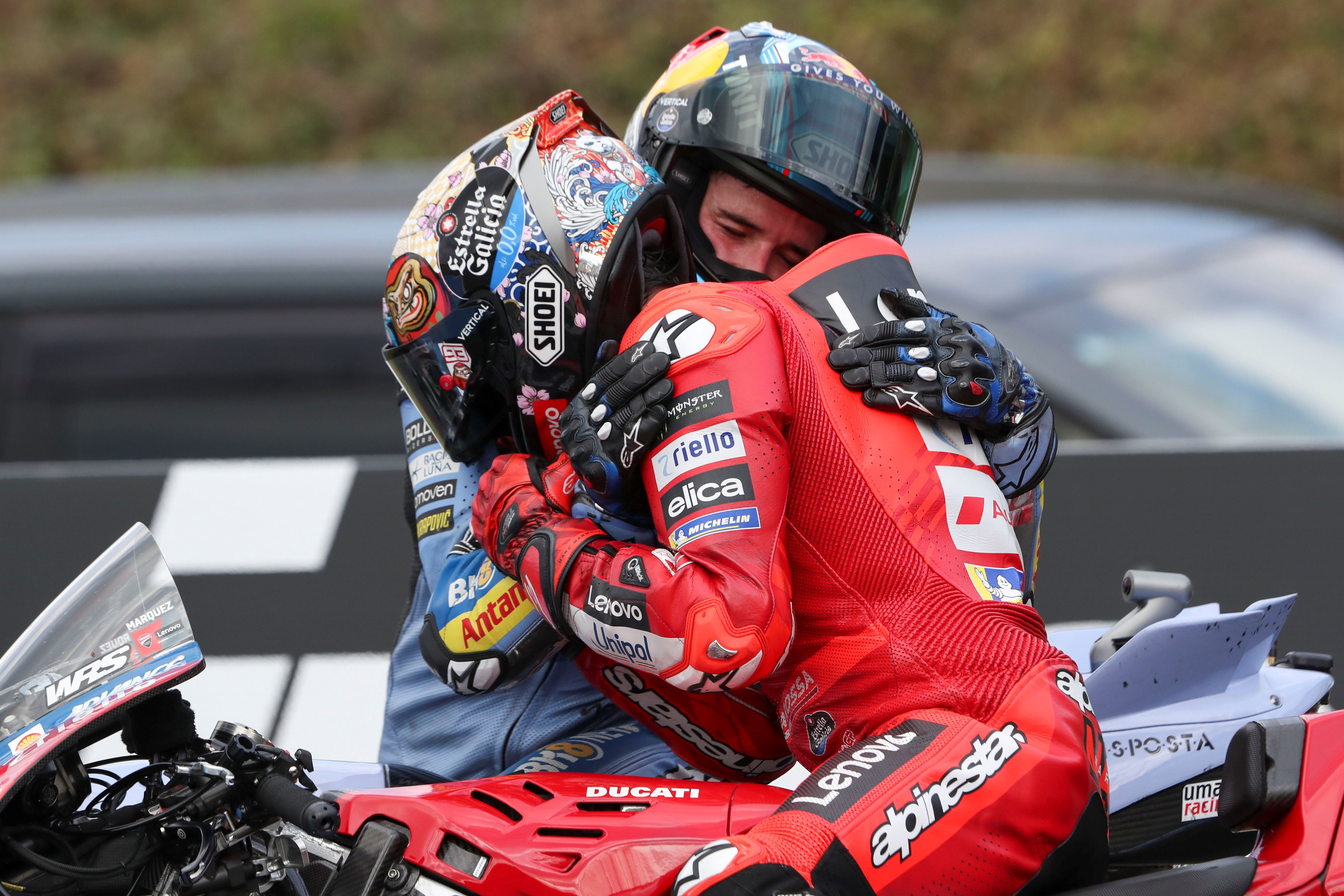 Marc Márquez festeja su noveno título mundial tras conquistar MotoGP 2025 01
