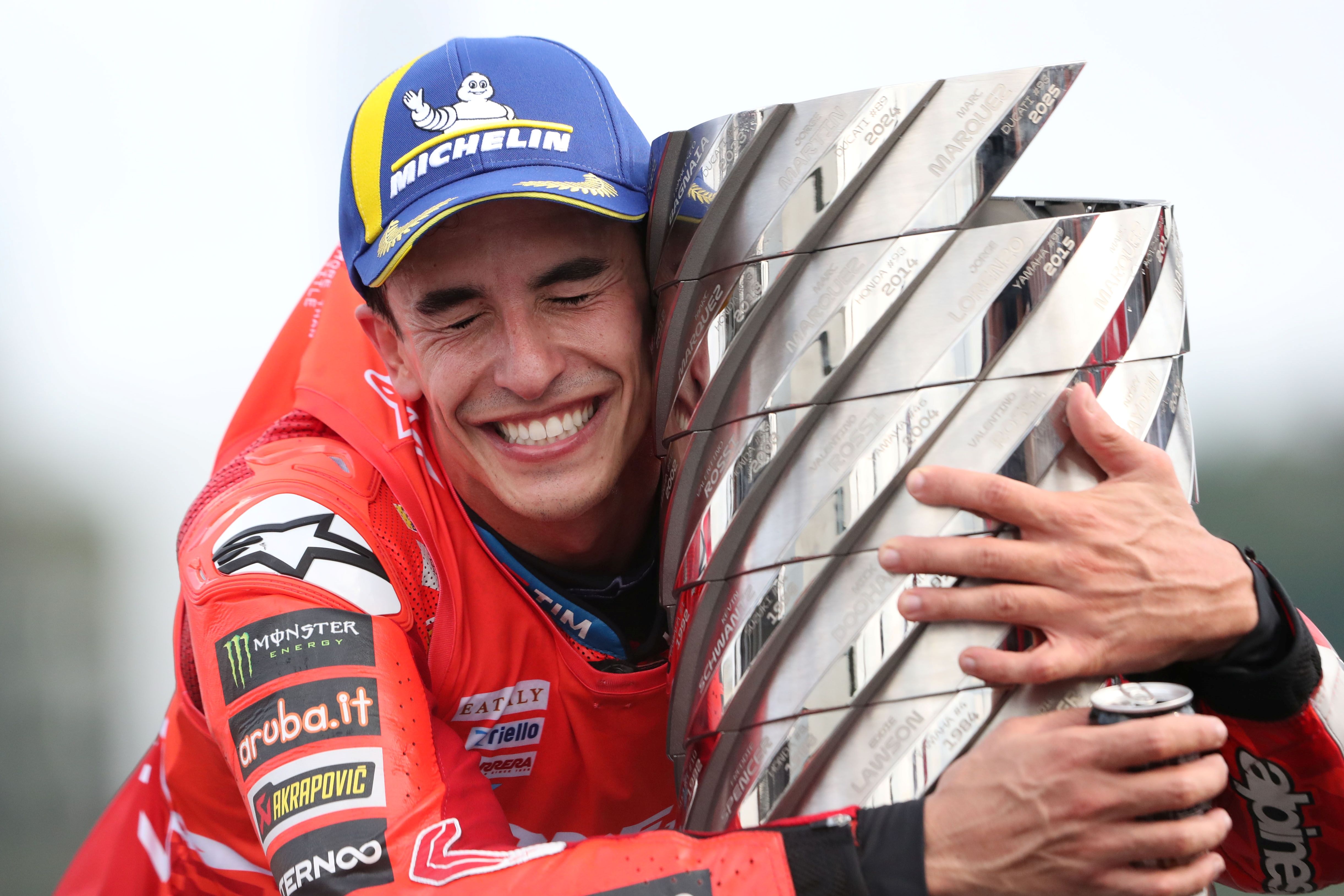 Marc Márquez festeja su noveno título mundial tras conquistar MotoGP 2025 02