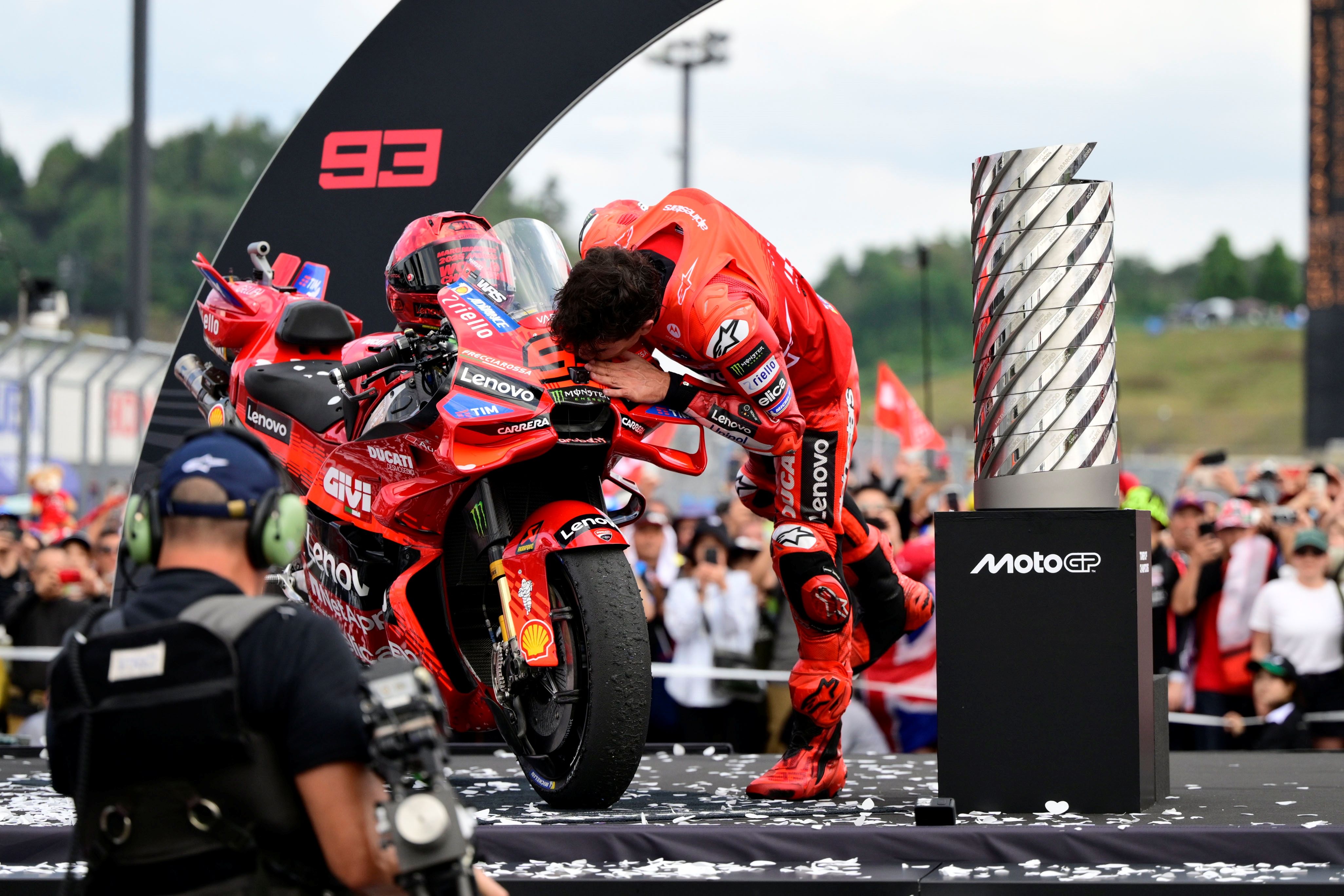 Marc Márquez festeja su noveno título mundial tras conquistar MotoGP 2025 04