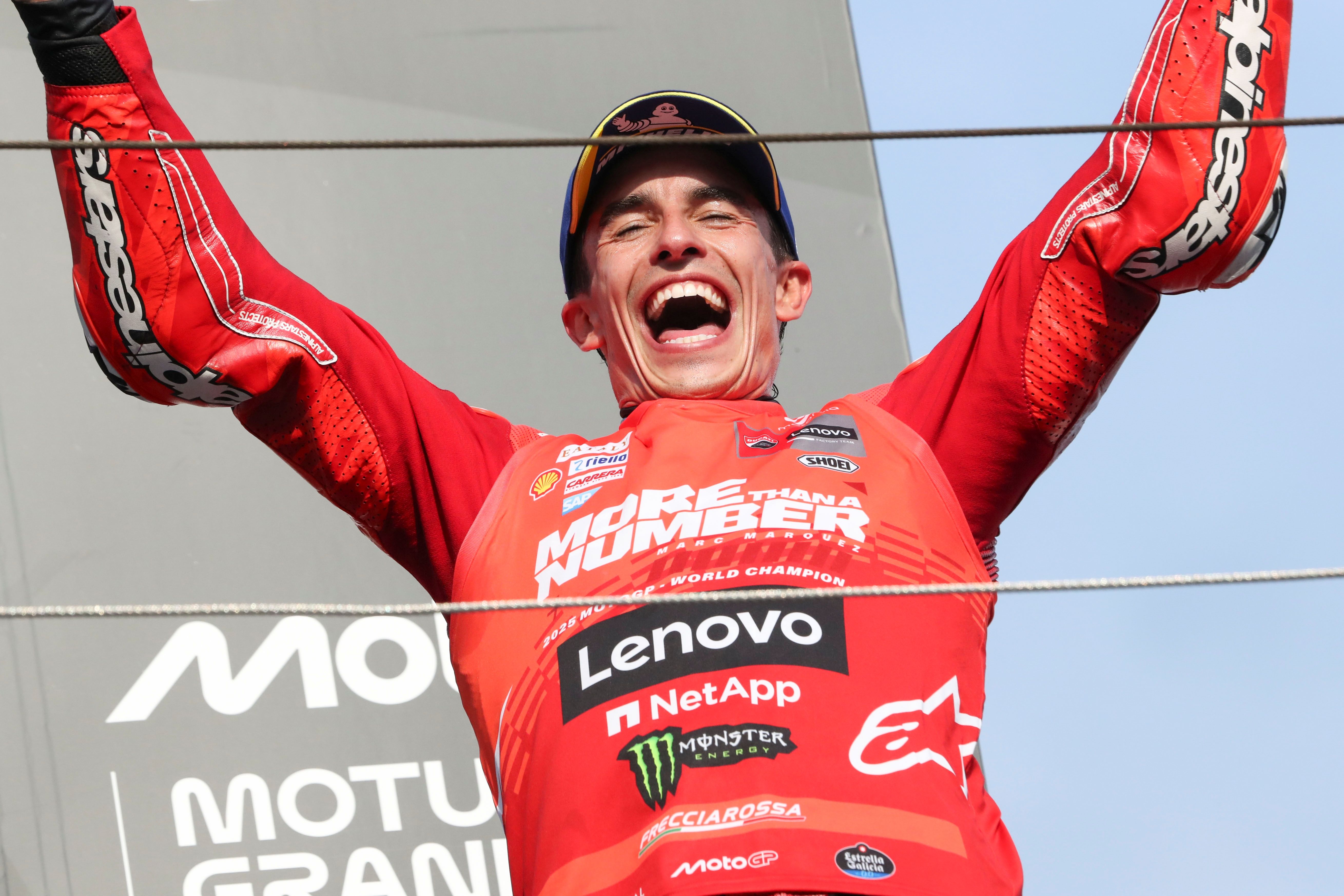 Marc Márquez festeja su noveno título mundial tras conquistar MotoGP 2025 06