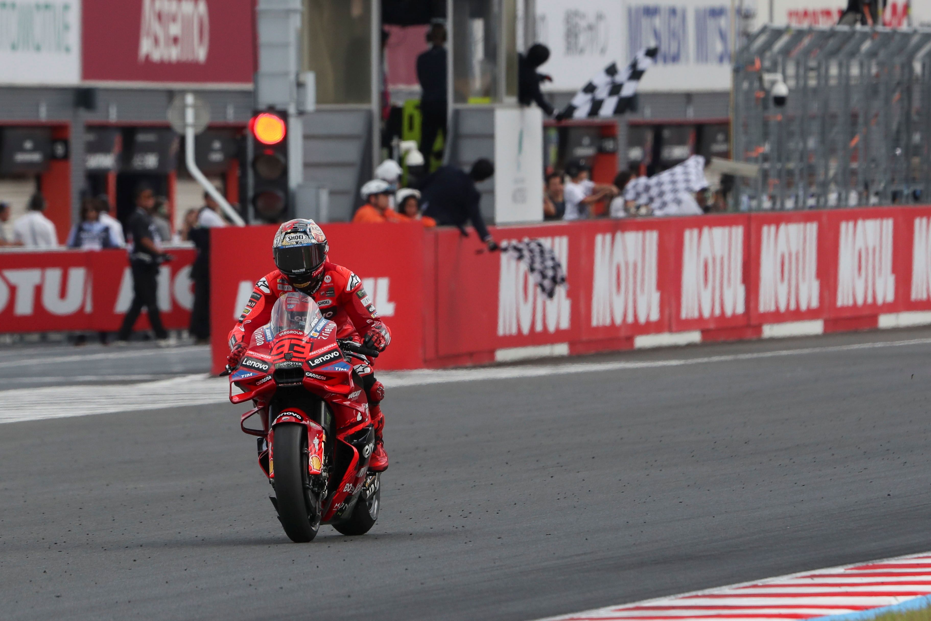 Marc Márquez festeja su noveno título mundial tras conquistar MotoGP 2025 08