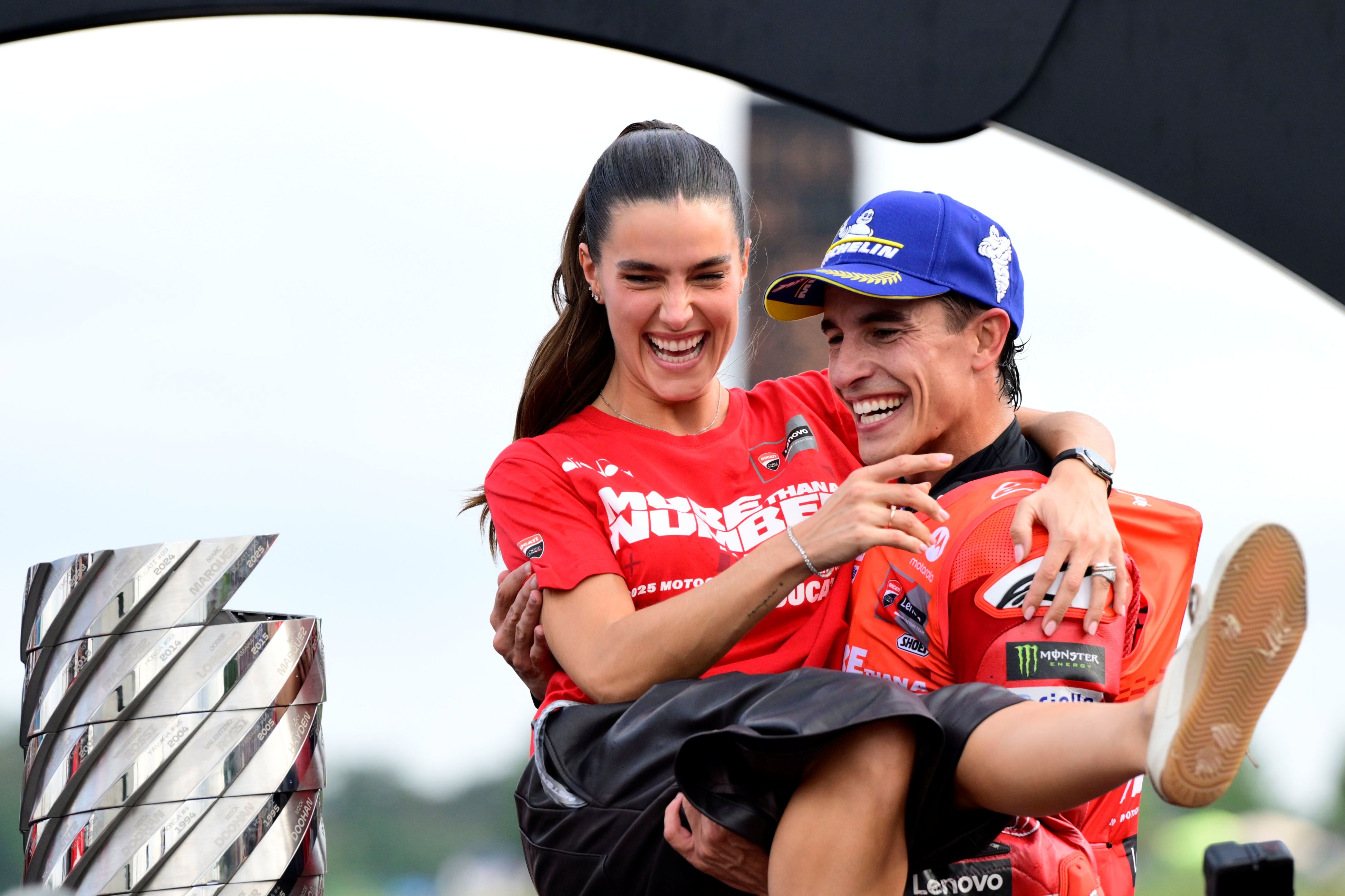 Marc Márquez festeja su noveno título mundial tras conquistar MotoGP 2025 09