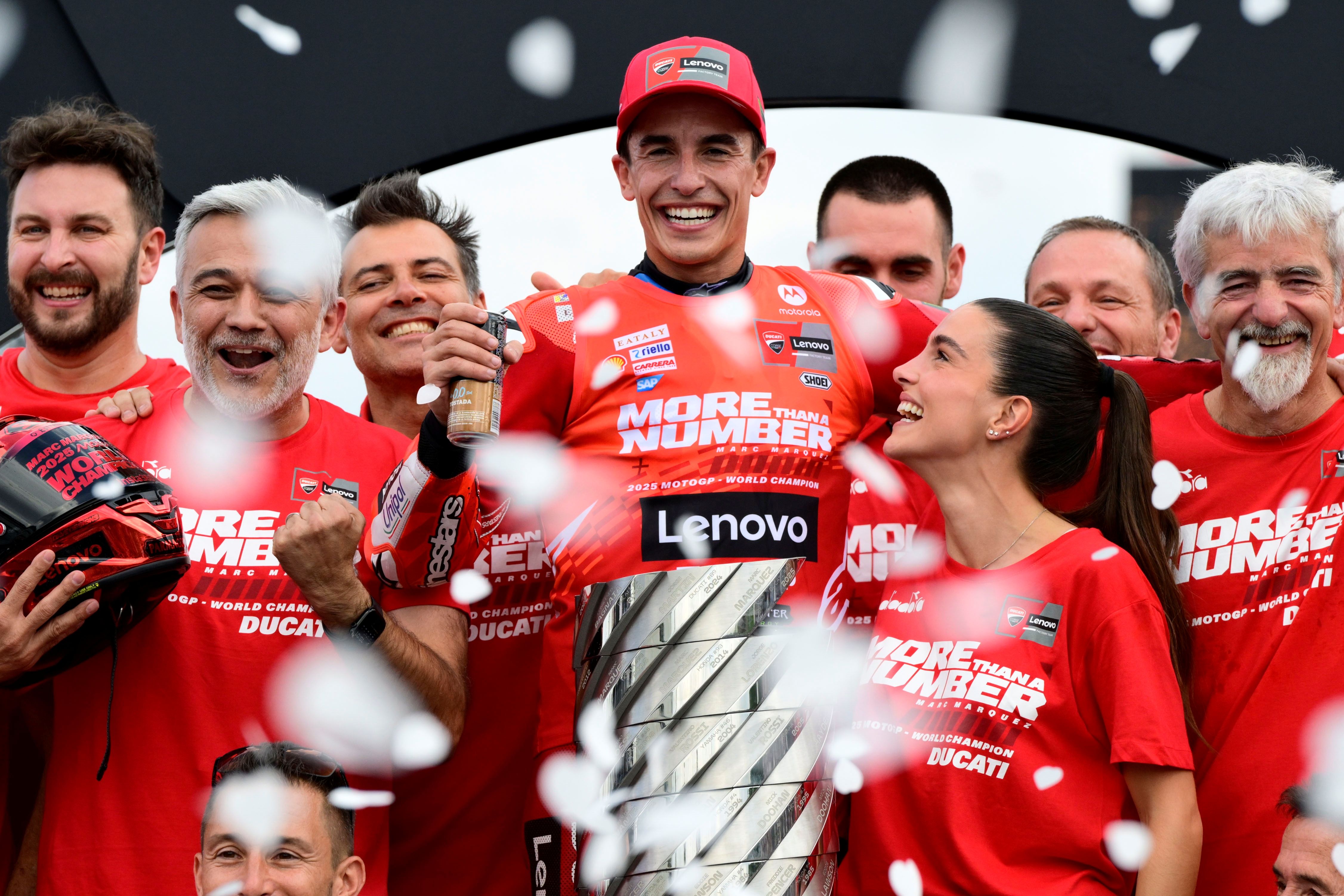 Marc Márquez festeja su noveno título mundial tras conquistar MotoGP 2025 11